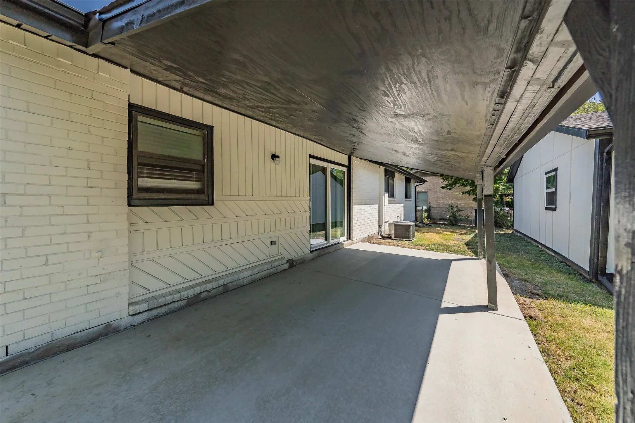 Single Family Residence For Sale in Dallas County , 1546 Oakbrook Street, Lancaster, Texas 75134, 4 Bedroom, 2 Bathroom, 2 Garage spaces, 1,557 Sqft, built in 1972, mls#21361380, Real Estate Agent in Lancaster, Homes For Sale in Dallas county, Homes For Sale in Lancaster, Realtor in Lancaster Texas, Real Estate Brokerage Independent Realty Texas, Luminita Cordes Realtor
