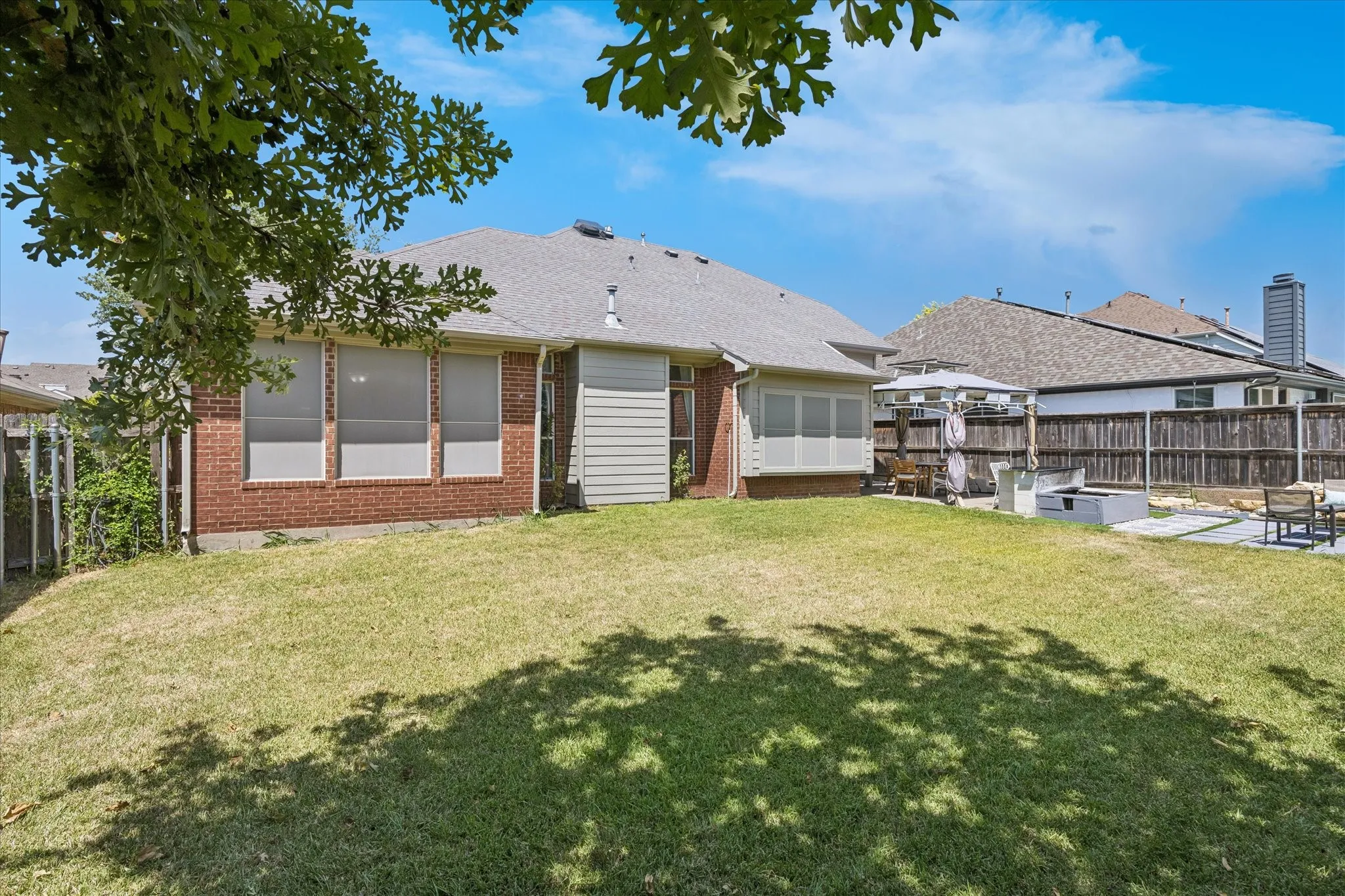 Single Family Residence For Sale in Tarrant County , 5948 Hillview Drive, Watauga, Texas 76148, 3 Bedroom, 3 Bathroom, 2 Garage spaces, 2,017 Sqft, built in 1996, mls#21361291, Real Estate Agent in Watauga, Homes For Sale in Tarrant county, Homes For Sale in Watauga, Realtor in Watauga Texas, Real Estate Brokerage Independent Realty Texas, Luminita Cordes Realtor