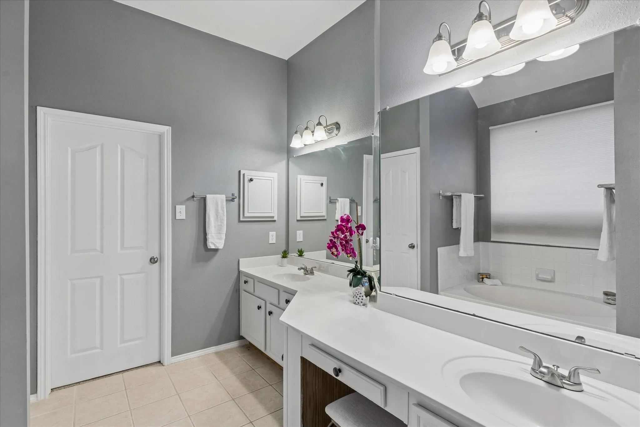 Single Family Residence For Sale in Tarrant County , 5948 Hillview Drive, Watauga, Texas 76148, 3 Bedroom, 3 Bathroom, 2 Garage spaces, 2,017 Sqft, built in 1996, mls#21361291, Real Estate Agent in Watauga, Homes For Sale in Tarrant county, Homes For Sale in Watauga, Realtor in Watauga Texas, Real Estate Brokerage Independent Realty Texas, Luminita Cordes Realtor