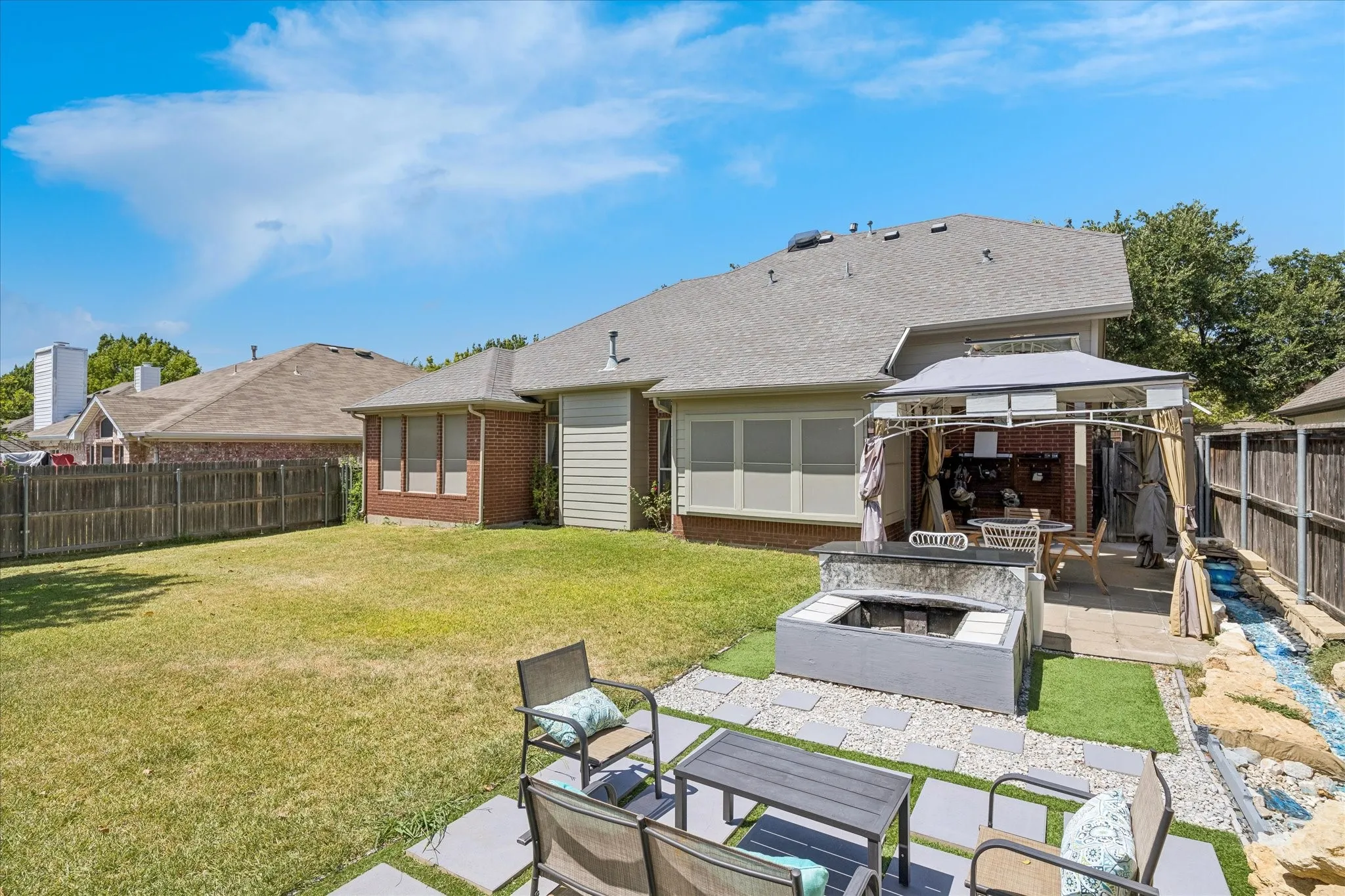 Single Family Residence For Sale in Tarrant County , 5948 Hillview Drive, Watauga, Texas 76148, 3 Bedroom, 3 Bathroom, 2 Garage spaces, 2,017 Sqft, built in 1996, mls#21361291, Real Estate Agent in Watauga, Homes For Sale in Tarrant county, Homes For Sale in Watauga, Realtor in Watauga Texas, Real Estate Brokerage Independent Realty Texas, Luminita Cordes Realtor