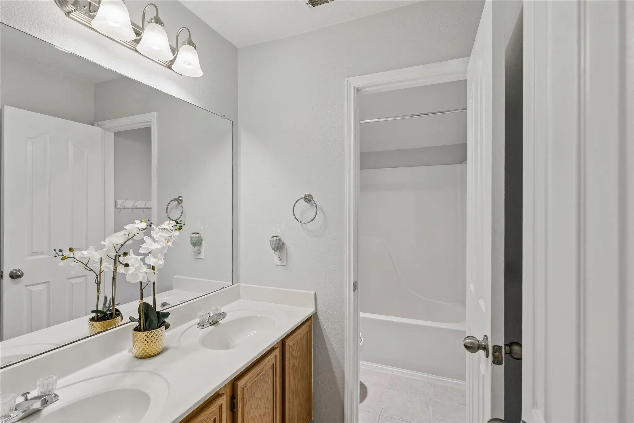 Single Family Residence For Sale in Tarrant County , 5948 Hillview Drive, Watauga, Texas 76148, 3 Bedroom, 3 Bathroom, 2 Garage spaces, 2,017 Sqft, built in 1996, mls#21361291, Real Estate Agent in Watauga, Homes For Sale in Tarrant county, Homes For Sale in Watauga, Realtor in Watauga Texas, Real Estate Brokerage Independent Realty Texas, Luminita Cordes Realtor