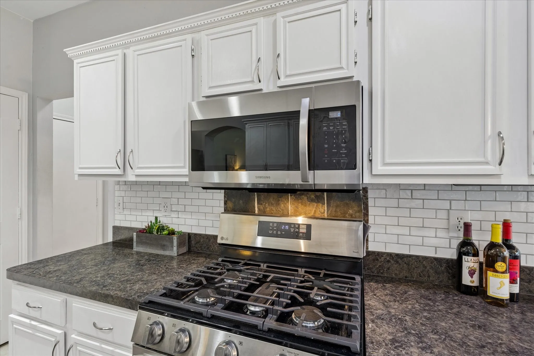 Single Family Residence For Sale in Tarrant County , 5948 Hillview Drive, Watauga, Texas 76148, 3 Bedroom, 3 Bathroom, 2 Garage spaces, 2,017 Sqft, built in 1996, mls#21361291, Real Estate Agent in Watauga, Homes For Sale in Tarrant county, Homes For Sale in Watauga, Realtor in Watauga Texas, Real Estate Brokerage Independent Realty Texas, Luminita Cordes Realtor