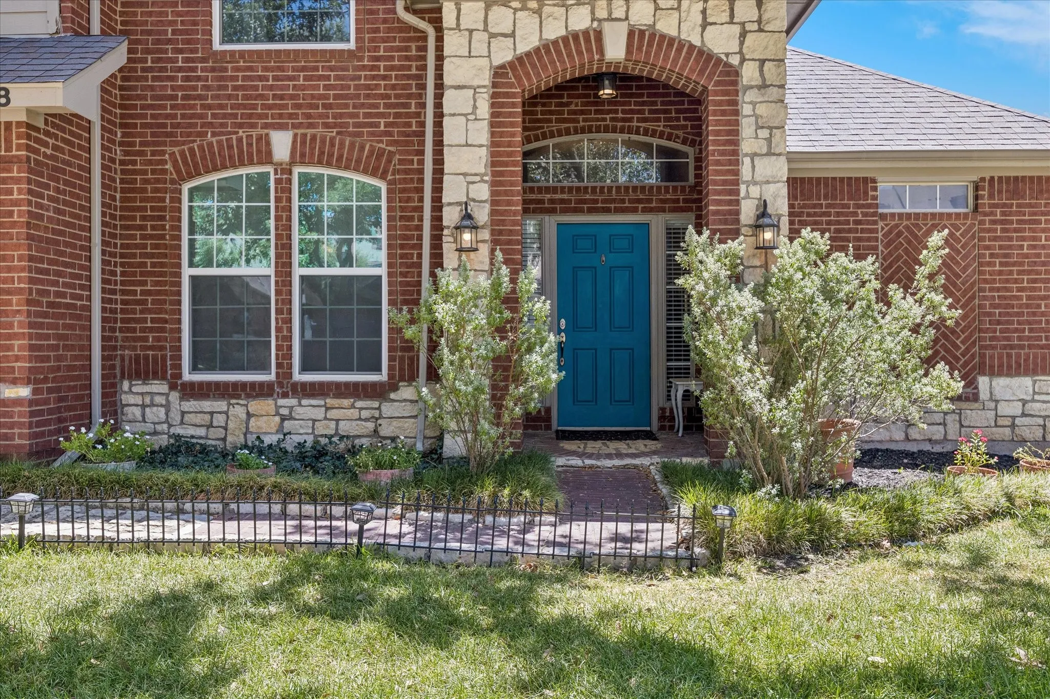 Single Family Residence For Sale in Tarrant County , 5948 Hillview Drive, Watauga, Texas 76148, 3 Bedroom, 3 Bathroom, 2 Garage spaces, 2,017 Sqft, built in 1996, mls#21361291, Real Estate Agent in Watauga, Homes For Sale in Tarrant county, Homes For Sale in Watauga, Realtor in Watauga Texas, Real Estate Brokerage Independent Realty Texas, Luminita Cordes Realtor