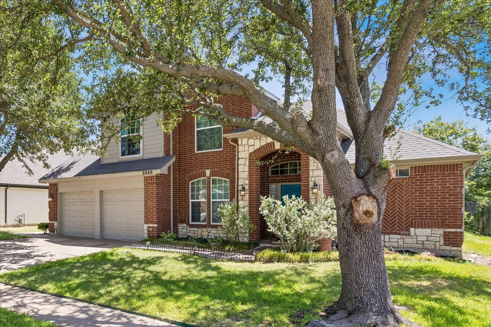 Single Family Residence For Sale in Tarrant County , 5948 Hillview Drive, Watauga, Texas 76148, 3 Bedroom, 3 Bathroom, 2 Garage spaces, 2,017 Sqft, built in 1996, mls#21361291, Real Estate Agent in Watauga, Homes For Sale in Tarrant county, Homes For Sale in Watauga, Realtor in Watauga Texas, Real Estate Brokerage Independent Realty Texas, Luminita Cordes Realtor