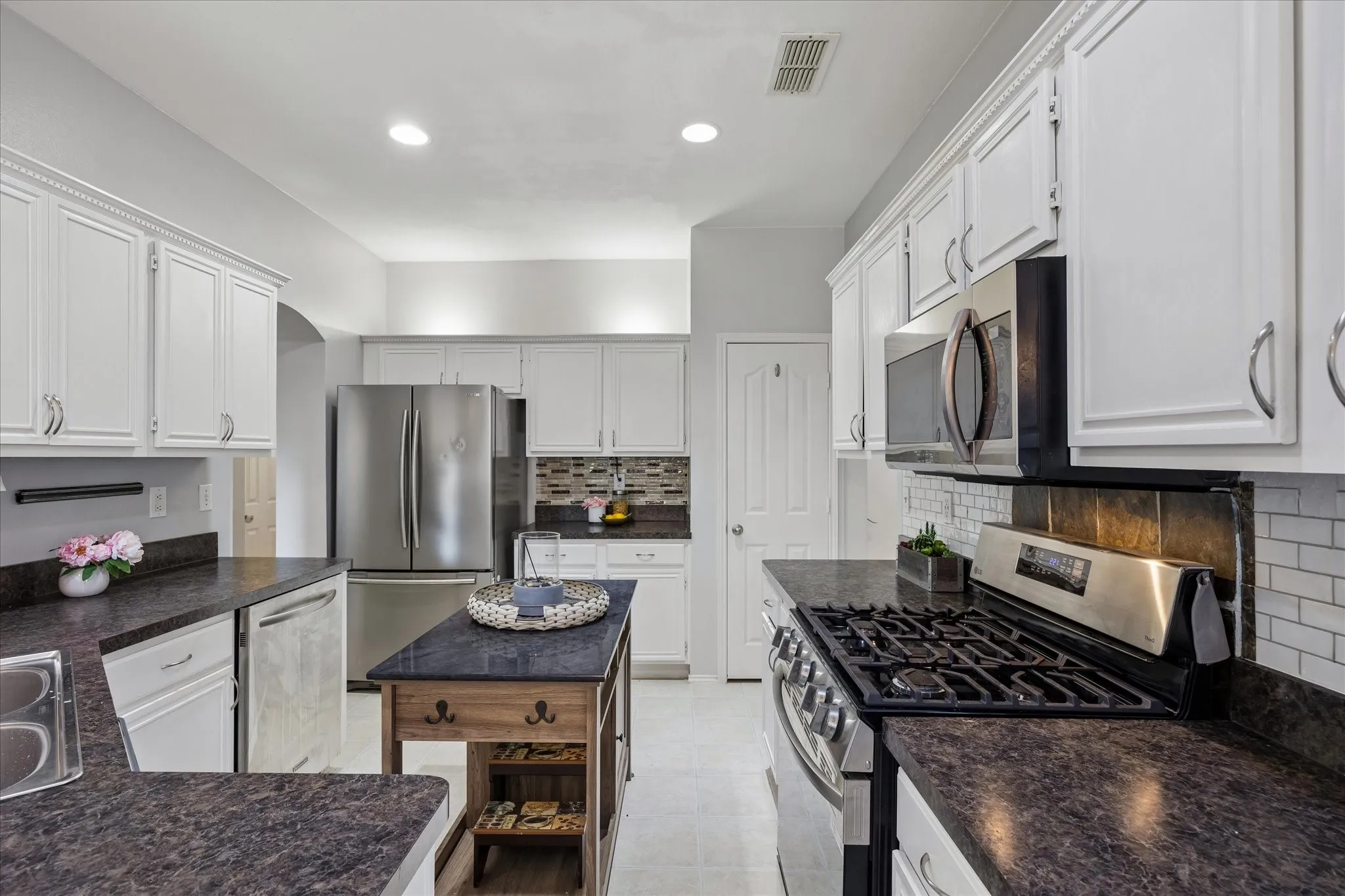 Single Family Residence For Sale in Tarrant County , 5948 Hillview Drive, Watauga, Texas 76148, 3 Bedroom, 3 Bathroom, 2 Garage spaces, 2,017 Sqft, built in 1996, mls#21361291, Real Estate Agent in Watauga, Homes For Sale in Tarrant county, Homes For Sale in Watauga, Realtor in Watauga Texas, Real Estate Brokerage Independent Realty Texas, Luminita Cordes Realtor