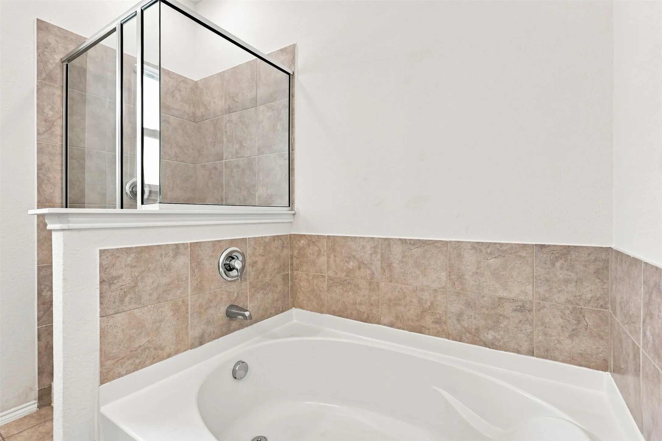 Single Family Residence For Sale in Tarrant County , 2356 Bernese Lane, Fort Worth, Texas 76131, 3 Bedroom, 2 Bathroom, 2 Garage spaces, 1,943 Sqft, built in 2018, mls#21361630, Real Estate Agent in Fort Worth, Homes For Sale in Tarrant county, Homes For Sale in Fort Worth, Realtor in Fort Worth Texas, Real Estate Brokerage Independent Realty Texas, Luminita Cordes Realtor