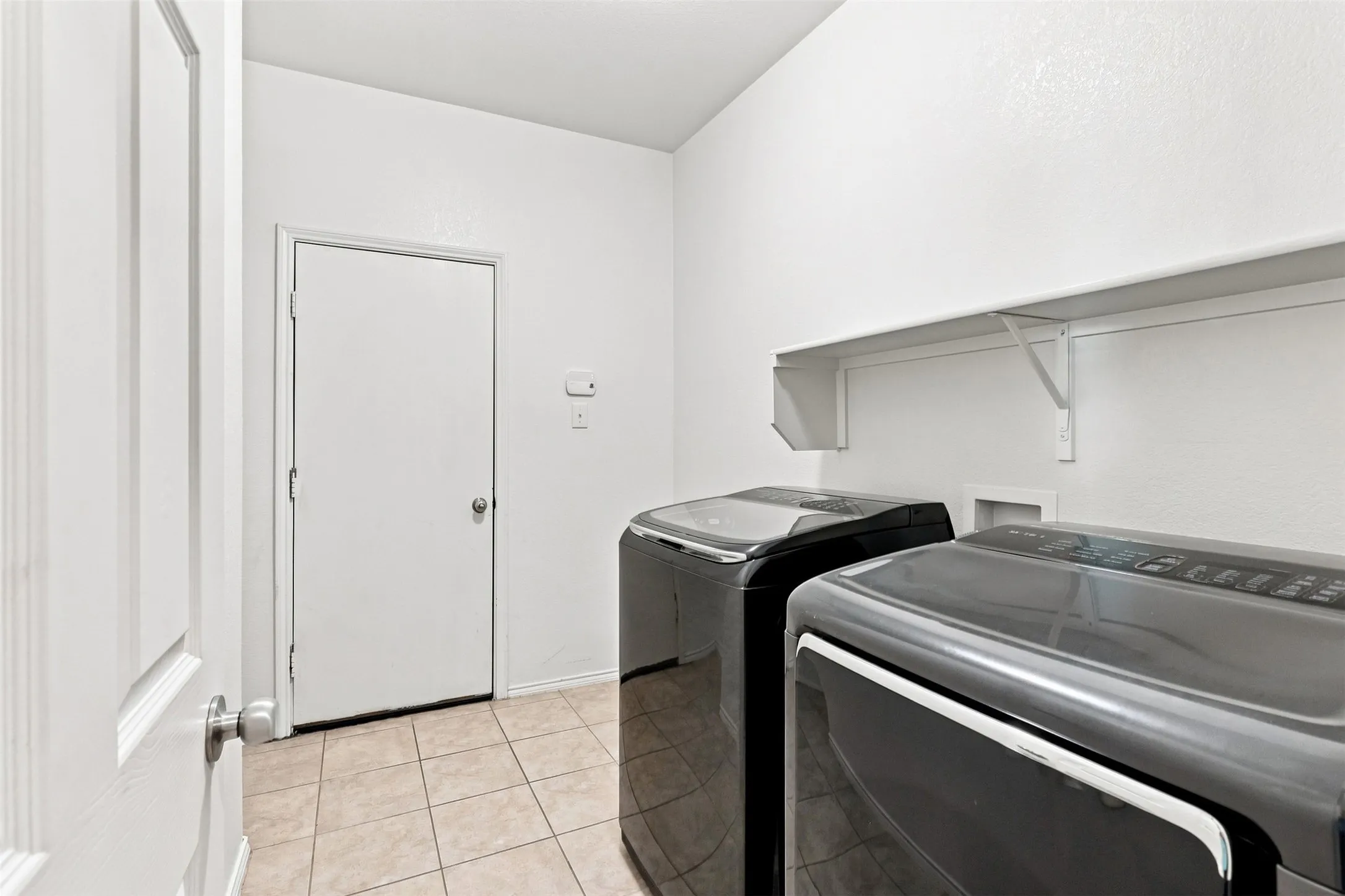 Single Family Residence For Sale in Tarrant County , 2356 Bernese Lane, Fort Worth, Texas 76131, 3 Bedroom, 2 Bathroom, 2 Garage spaces, 1,943 Sqft, built in 2018, mls#21361630, Real Estate Agent in Fort Worth, Homes For Sale in Tarrant county, Homes For Sale in Fort Worth, Realtor in Fort Worth Texas, Real Estate Brokerage Independent Realty Texas, Luminita Cordes Realtor
