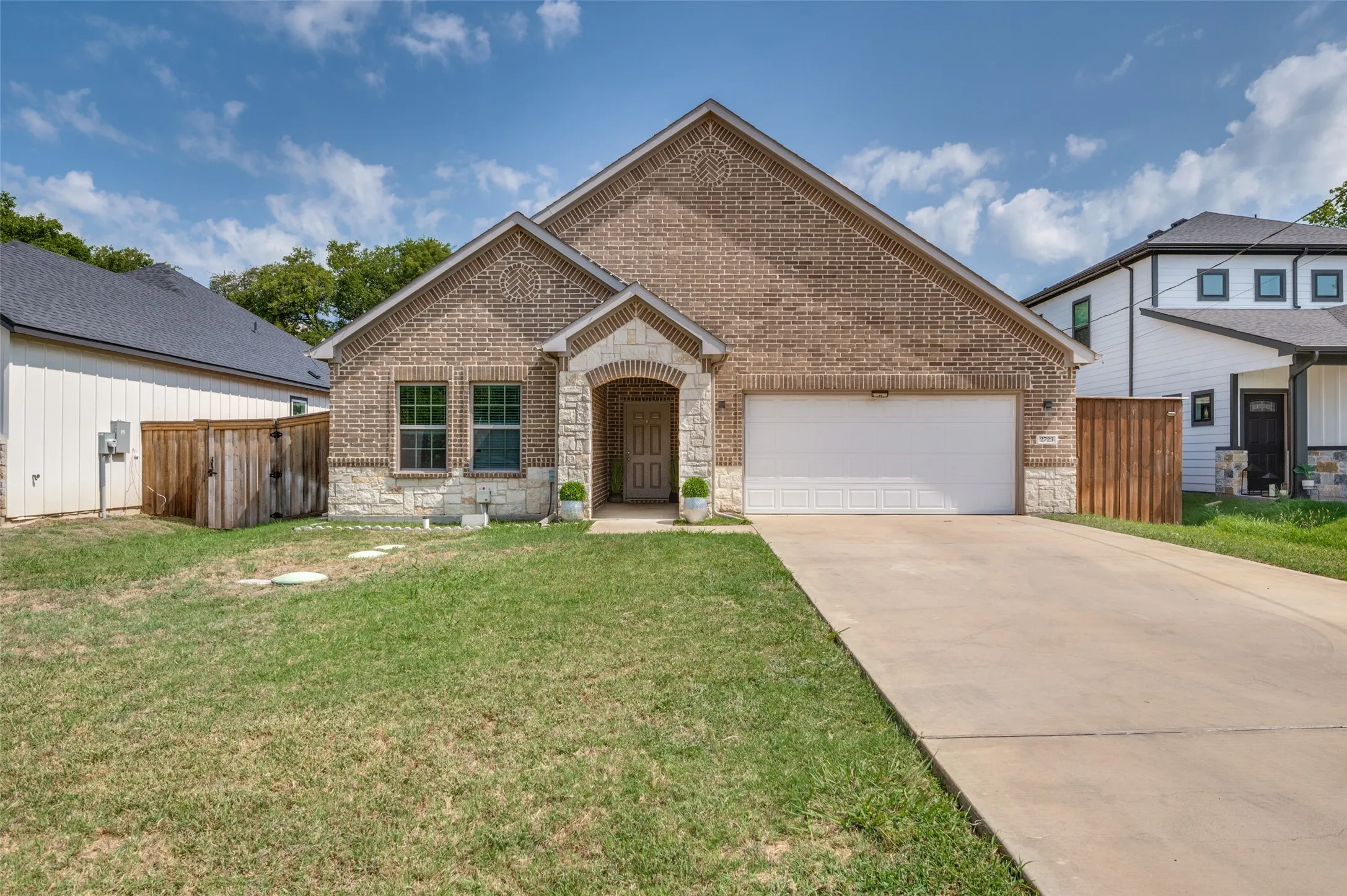 Large and spacious driveway.