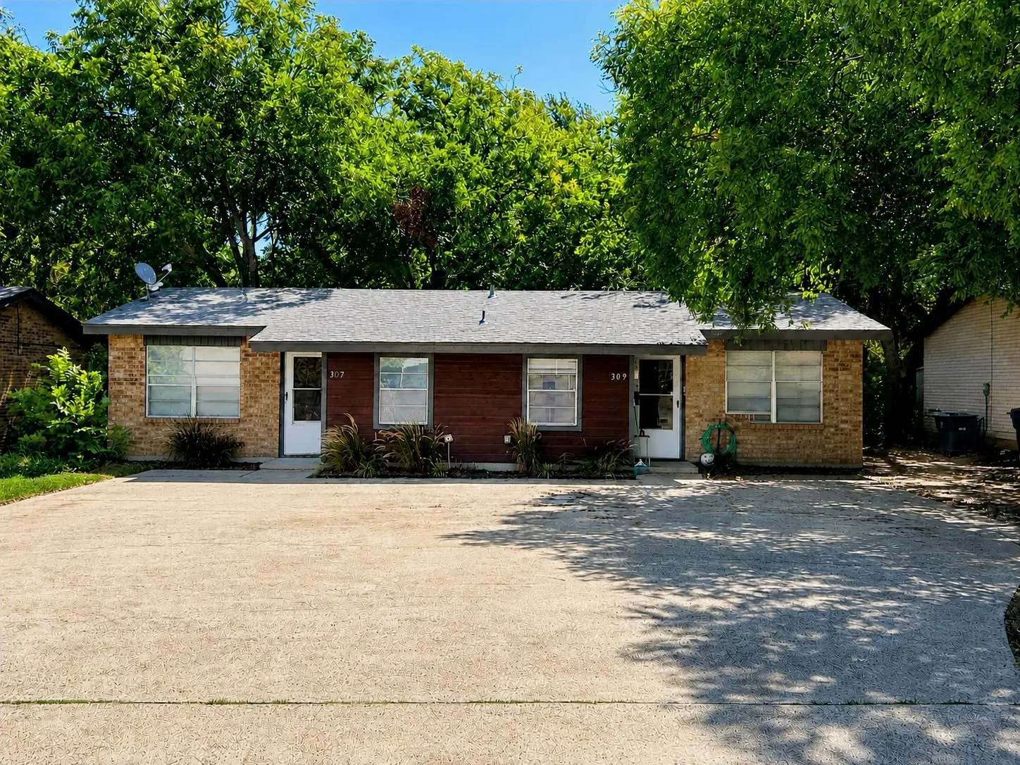 Duplex For Sale in Tarrant County , 307 Elliott Street, Arlington, Texas 76013, 4 Bedroom, 2 Bathroom, Garage spaces, 0 Sqft, built in 1969, Price $275,000, mls#21356239, Real Estate Agent in Arlington, Homes For Sale in Tarrant county, Homes For Sale in Arlington, Realtor in Arlington Texas, Real Estate Brokerage Independent Realty Texas, Luminita Cordes Realtor