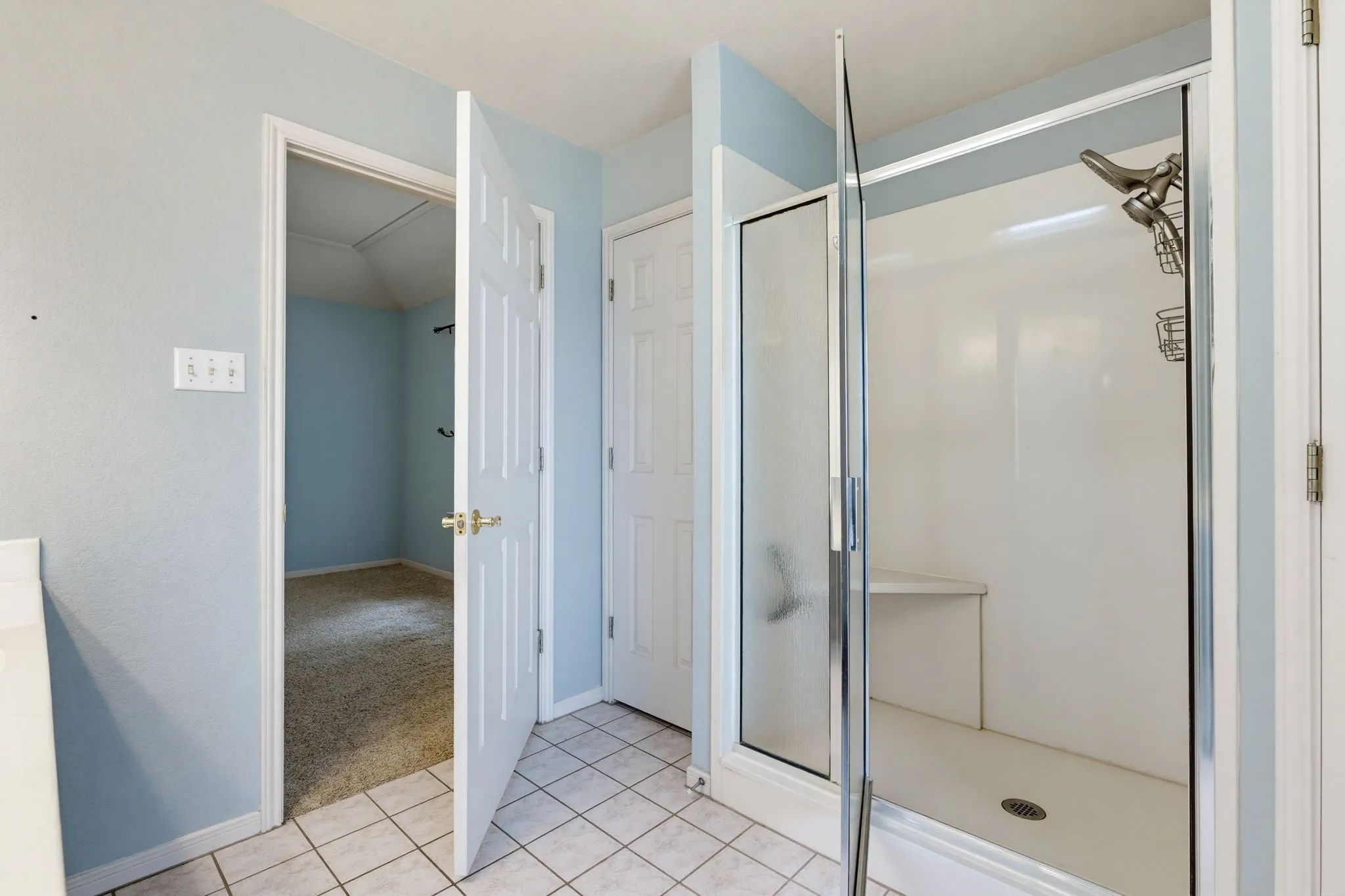 Shower enclosure with a built-in bench and glass door