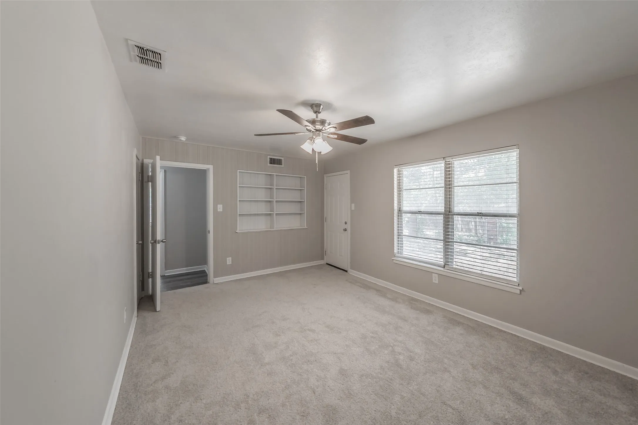 Single Family Residence For Sale in Tarrant County , 5008 Rector Avenue, Fort Worth, Texas 76133, 3 Bedroom, 2 Bathroom, 1 Garage spaces, 1,740 Sqft, built in 1955, mls#21361367, Real Estate Agent in Fort Worth, Homes For Sale in Tarrant county, Homes For Sale in Fort Worth, Realtor in Fort Worth Texas, Real Estate Brokerage Independent Realty Texas, Luminita Cordes Realtor