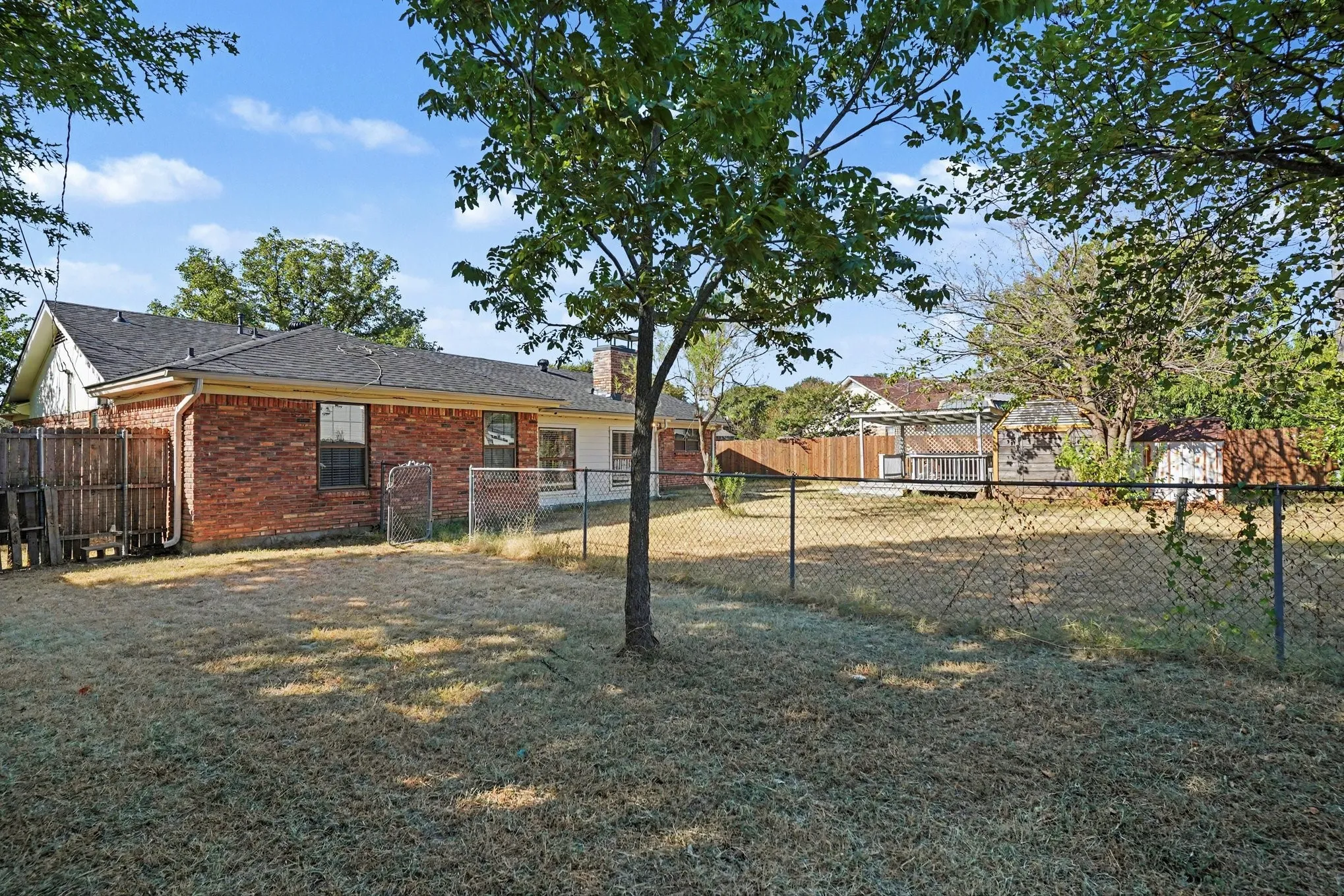 Single Family Residence For Sale in Johnson County , 1510 Surry Place Drive, Cleburne, Texas 76033, 3 Bedroom, 2 Bathroom, 2 Garage spaces, 1,742 Sqft, built in 1980, mls#21360142, Real Estate Agent in Cleburne, Homes For Sale in Johnson county, Homes For Sale in Cleburne, Realtor in Cleburne Texas, Real Estate Brokerage Independent Realty Texas, Luminita Cordes Realtor