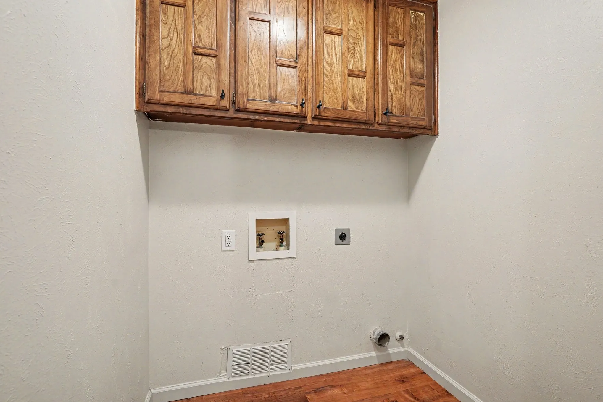 Single Family Residence For Sale in Johnson County , 1510 Surry Place Drive, Cleburne, Texas 76033, 3 Bedroom, 2 Bathroom, 2 Garage spaces, 1,742 Sqft, built in 1980, mls#21360142, Real Estate Agent in Cleburne, Homes For Sale in Johnson county, Homes For Sale in Cleburne, Realtor in Cleburne Texas, Real Estate Brokerage Independent Realty Texas, Luminita Cordes Realtor