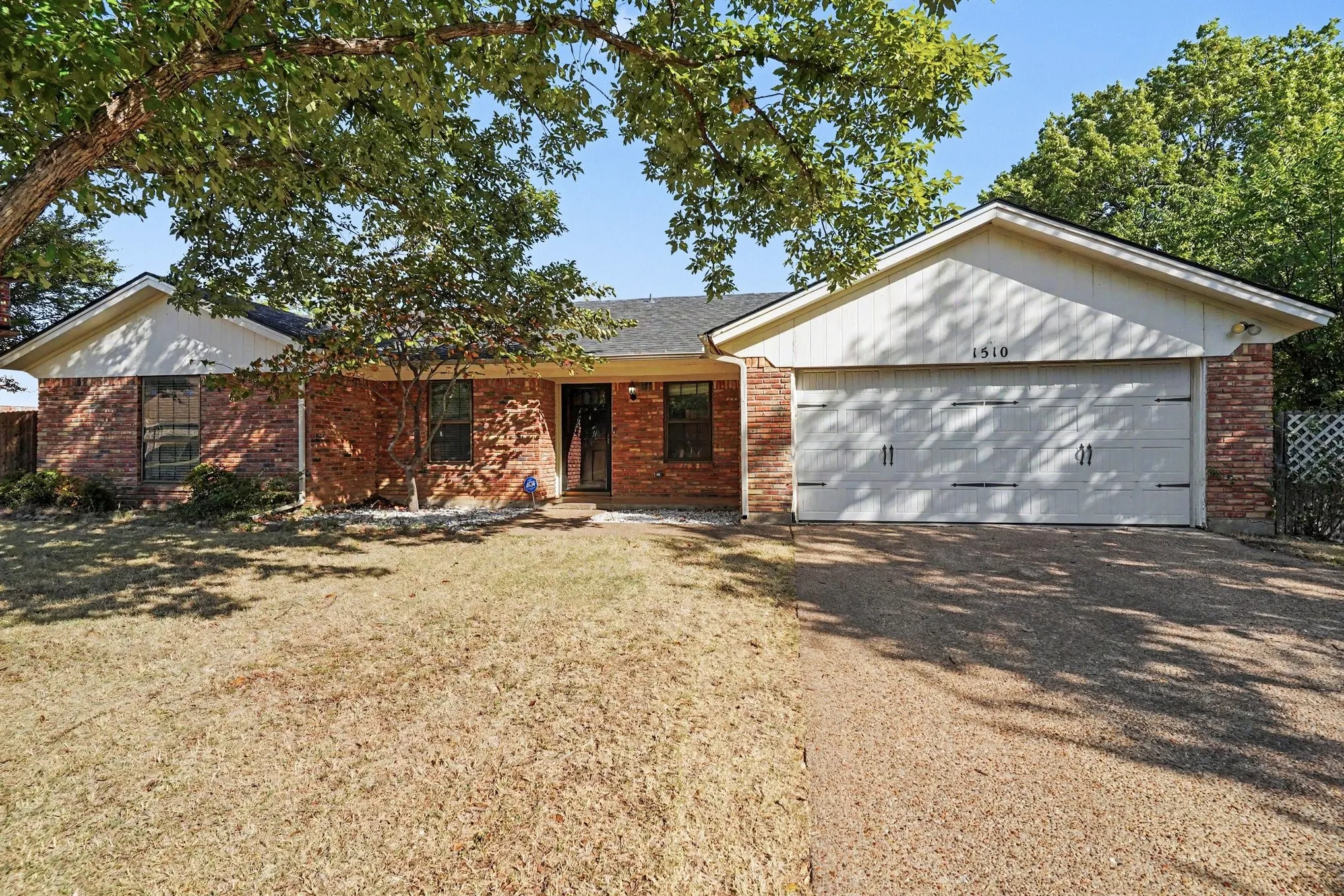 Single Family Residence For Sale in Johnson County , 1510 Surry Place Drive, Cleburne, Texas 76033, 3 Bedroom, 2 Bathroom, 2 Garage spaces, 1,742 Sqft, built in 1980, mls#21360142, Real Estate Agent in Cleburne, Homes For Sale in Johnson county, Homes For Sale in Cleburne, Realtor in Cleburne Texas, Real Estate Brokerage Independent Realty Texas, Luminita Cordes Realtor