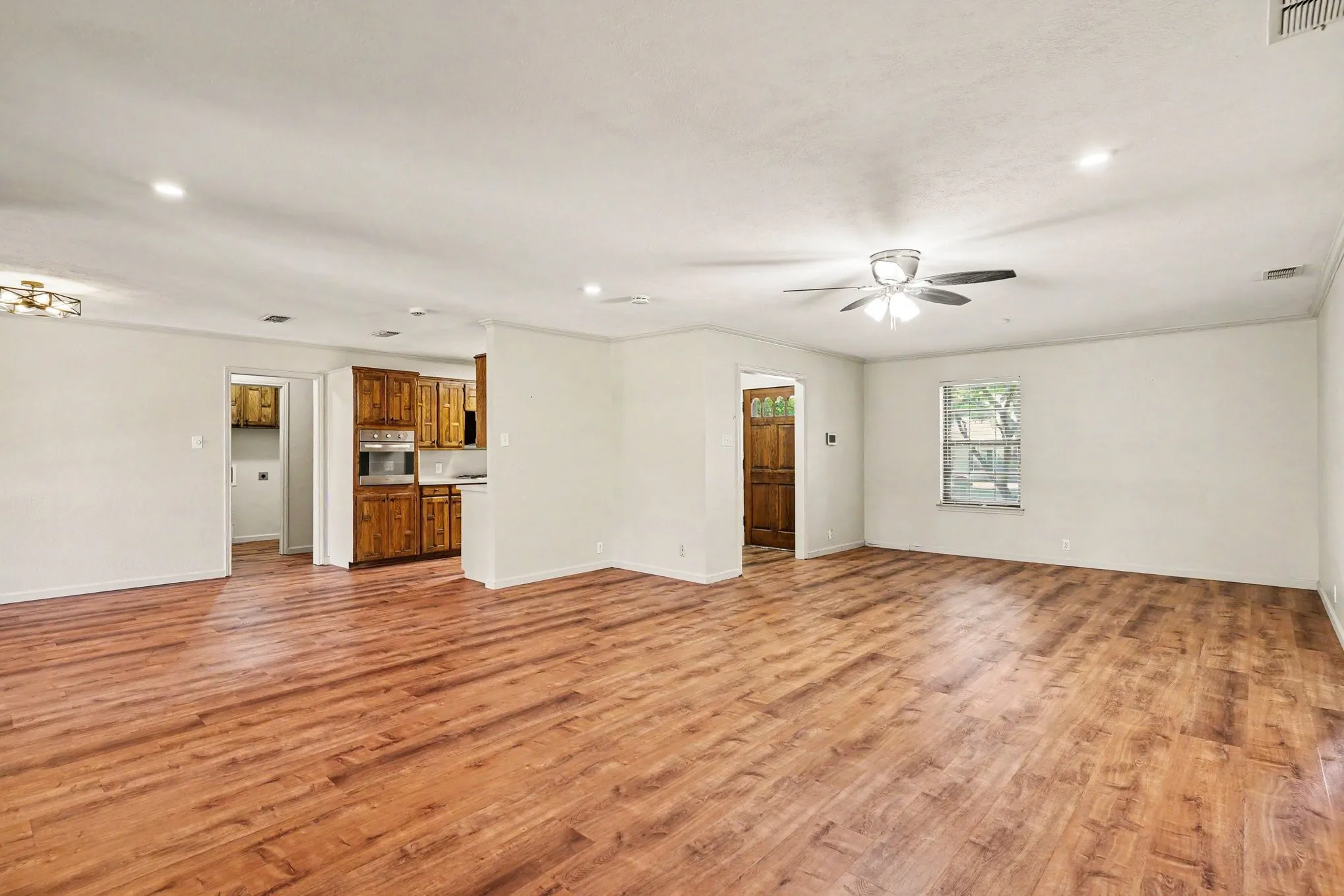 Single Family Residence For Sale in Johnson County , 1510 Surry Place Drive, Cleburne, Texas 76033, 3 Bedroom, 2 Bathroom, 2 Garage spaces, 1,742 Sqft, built in 1980, mls#21360142, Real Estate Agent in Cleburne, Homes For Sale in Johnson county, Homes For Sale in Cleburne, Realtor in Cleburne Texas, Real Estate Brokerage Independent Realty Texas, Luminita Cordes Realtor