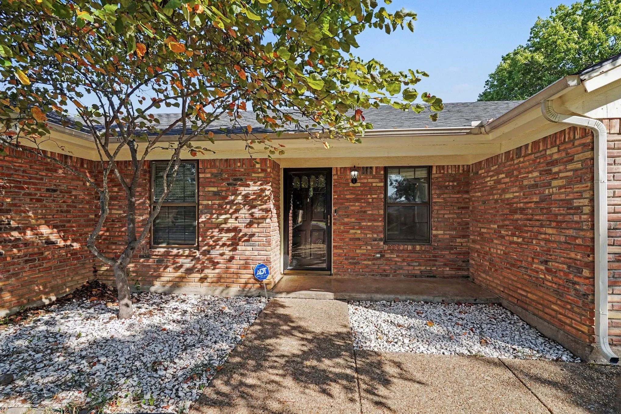 Single Family Residence For Sale in Johnson County , 1510 Surry Place Drive, Cleburne, Texas 76033, 3 Bedroom, 2 Bathroom, 2 Garage spaces, 1,742 Sqft, built in 1980, mls#21360142, Real Estate Agent in Cleburne, Homes For Sale in Johnson county, Homes For Sale in Cleburne, Realtor in Cleburne Texas, Real Estate Brokerage Independent Realty Texas, Luminita Cordes Realtor