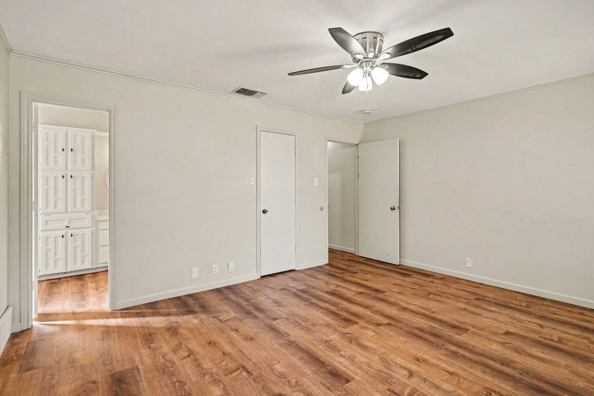 Single Family Residence For Sale in Johnson County , 1510 Surry Place Drive, Cleburne, Texas 76033, 3 Bedroom, 2 Bathroom, 2 Garage spaces, 1,742 Sqft, built in 1980, mls#21360142, Real Estate Agent in Cleburne, Homes For Sale in Johnson county, Homes For Sale in Cleburne, Realtor in Cleburne Texas, Real Estate Brokerage Independent Realty Texas, Luminita Cordes Realtor