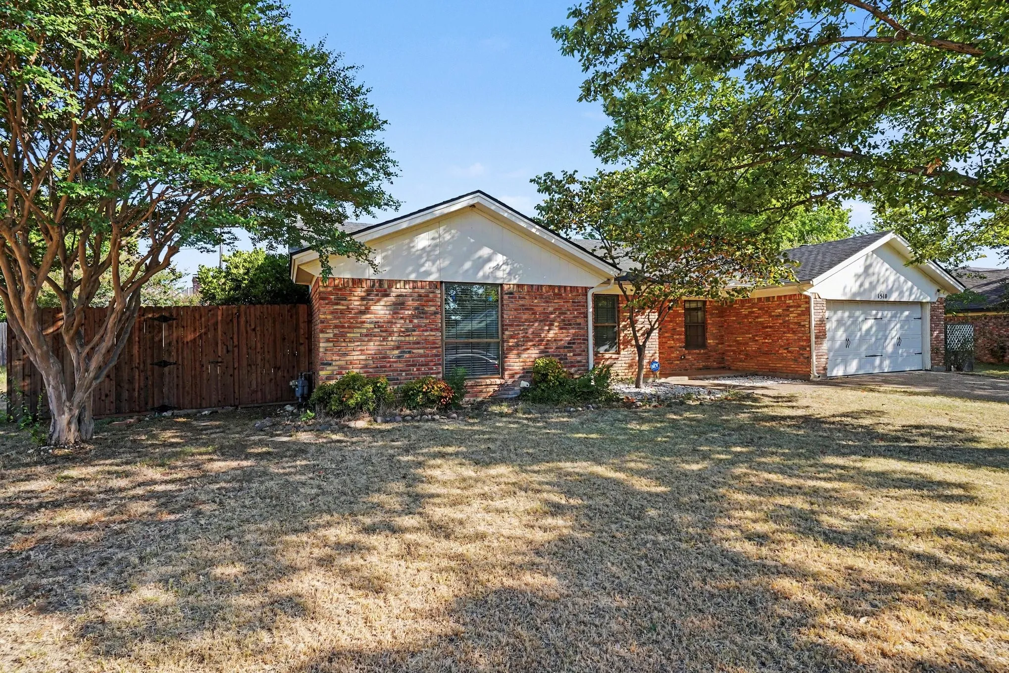 Single Family Residence For Sale in Johnson County , 1510 Surry Place Drive, Cleburne, Texas 76033, 3 Bedroom, 2 Bathroom, 2 Garage spaces, 1,742 Sqft, built in 1980, mls#21360142, Real Estate Agent in Cleburne, Homes For Sale in Johnson county, Homes For Sale in Cleburne, Realtor in Cleburne Texas, Real Estate Brokerage Independent Realty Texas, Luminita Cordes Realtor