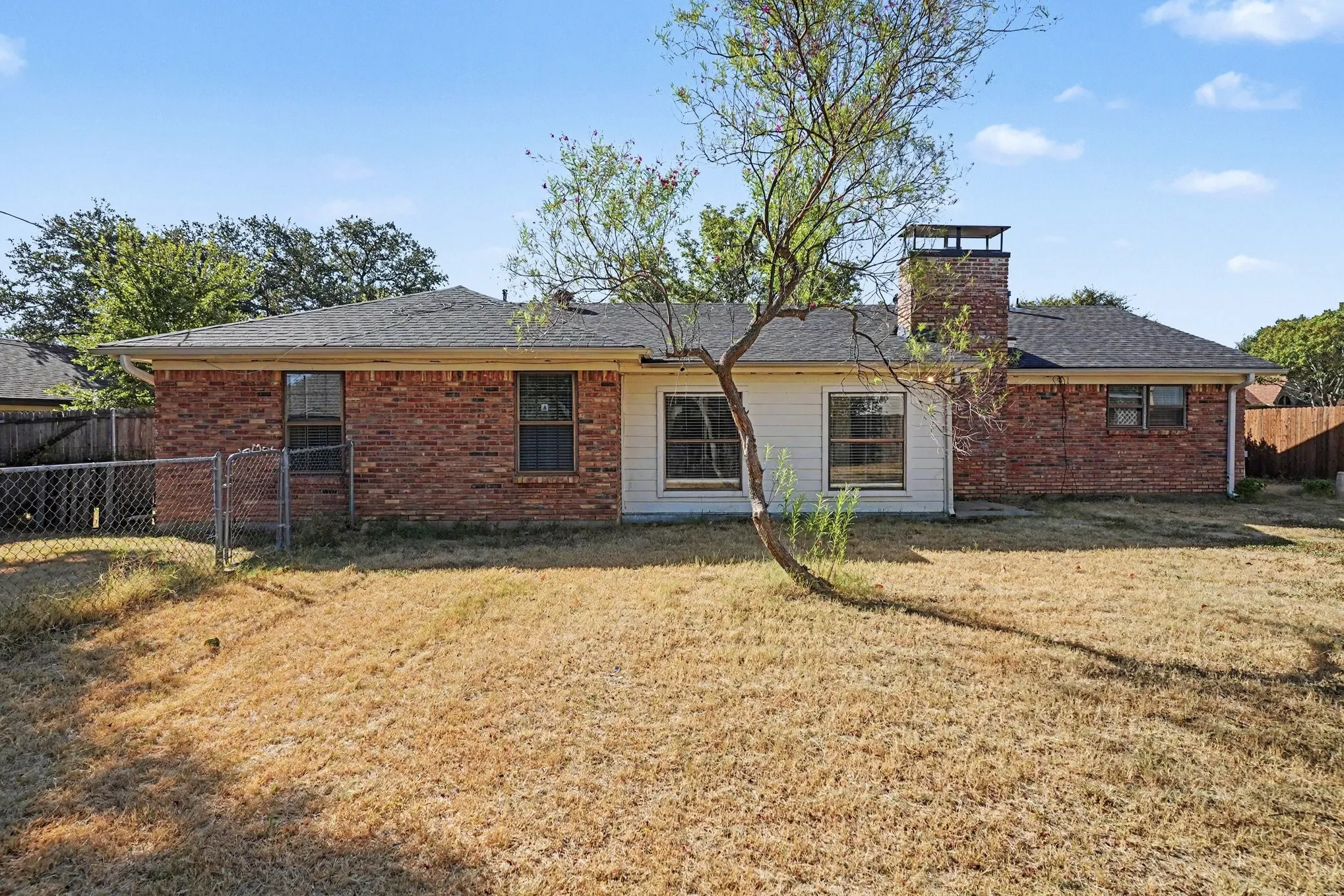 Single Family Residence For Sale in Johnson County , 1510 Surry Place Drive, Cleburne, Texas 76033, 3 Bedroom, 2 Bathroom, 2 Garage spaces, 1,742 Sqft, built in 1980, mls#21360142, Real Estate Agent in Cleburne, Homes For Sale in Johnson county, Homes For Sale in Cleburne, Realtor in Cleburne Texas, Real Estate Brokerage Independent Realty Texas, Luminita Cordes Realtor