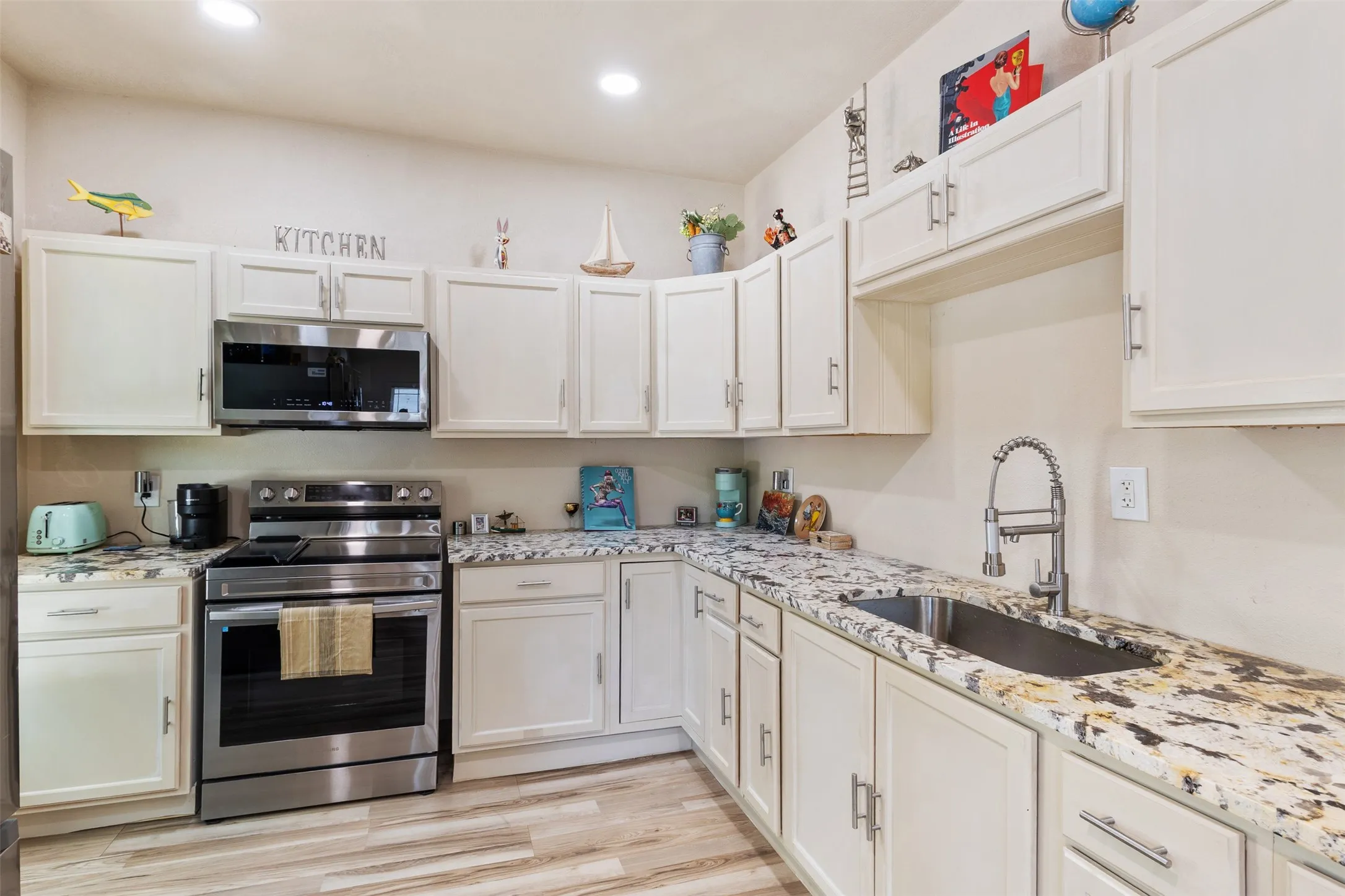 Single Family Residence For Sale in Tarrant County , 314 N Harding Street, Fort Worth, Texas 76102, 2 Bedroom, 2 Bathroom, Garage spaces, 1,617 Sqft, built in 1920, Price $390,000, mls#21361645, Real Estate Agent in Fort Worth, Homes For Sale in Tarrant county, Homes For Sale in Fort Worth, Realtor in Fort Worth Texas, Real Estate Brokerage Independent Realty Texas, Luminita Cordes Realtor