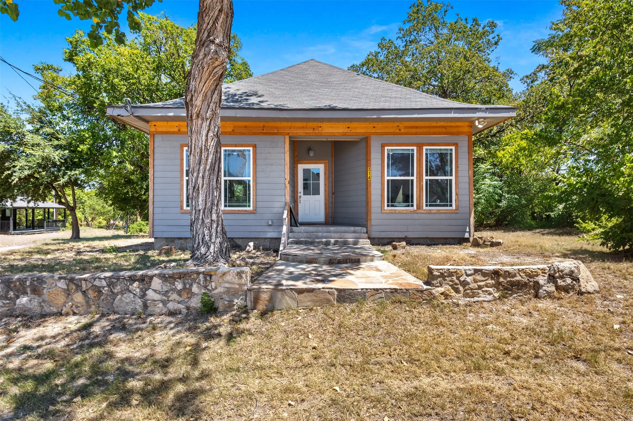Single Family Residence For Sale in Tarrant County , 314 N Harding Street, Fort Worth, Texas 76102, 2 Bedroom, 2 Bathroom, Garage spaces, 1,617 Sqft, built in 1920, Price $390,000, mls#21361645, Real Estate Agent in Fort Worth, Homes For Sale in Tarrant county, Homes For Sale in Fort Worth, Realtor in Fort Worth Texas, Real Estate Brokerage Independent Realty Texas, Luminita Cordes Realtor