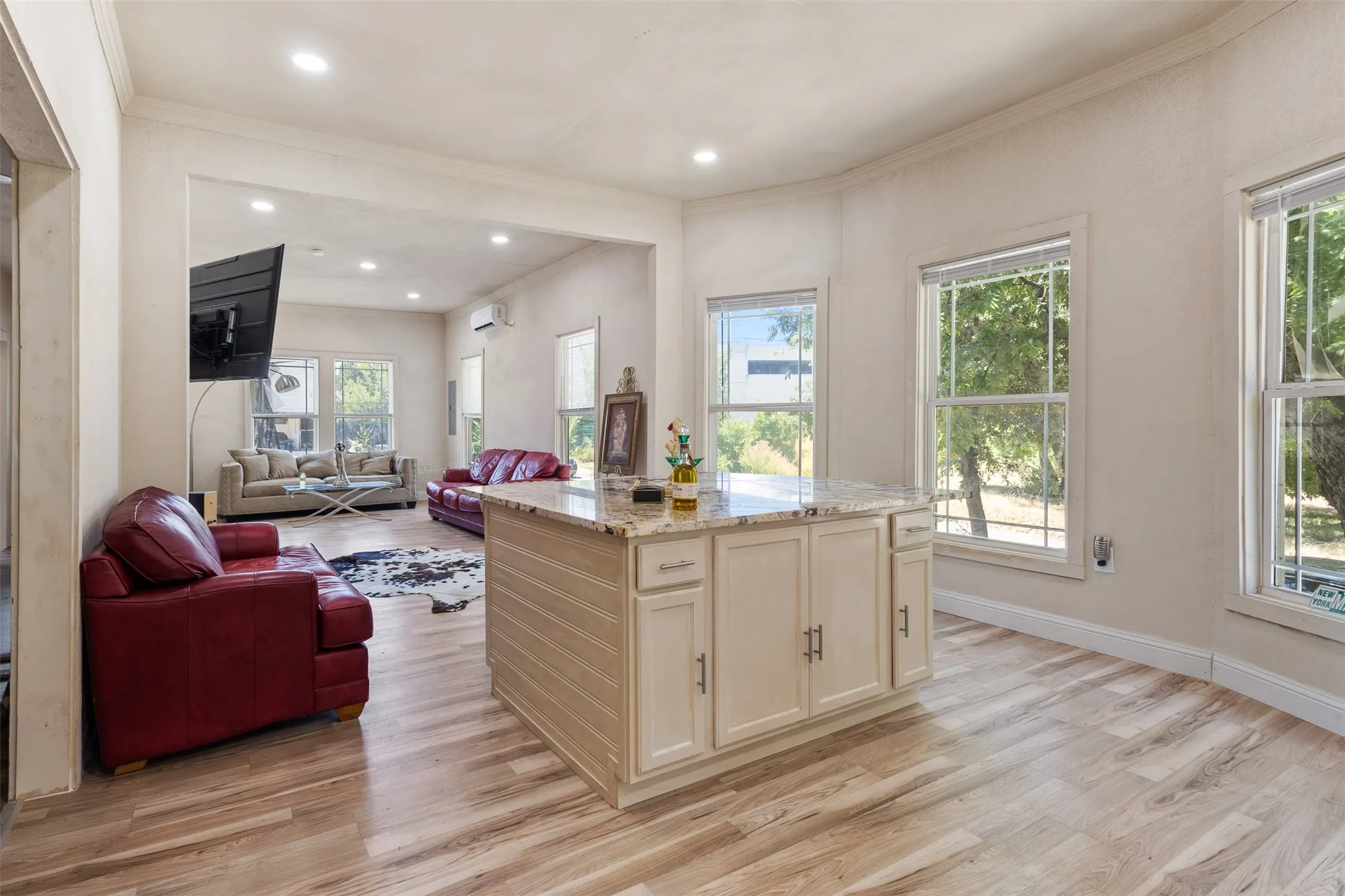 Single Family Residence For Sale in Tarrant County , 314 N Harding Street, Fort Worth, Texas 76102, 2 Bedroom, 2 Bathroom, Garage spaces, 1,617 Sqft, built in 1920, Price $390,000, mls#21361645, Real Estate Agent in Fort Worth, Homes For Sale in Tarrant county, Homes For Sale in Fort Worth, Realtor in Fort Worth Texas, Real Estate Brokerage Independent Realty Texas, Luminita Cordes Realtor