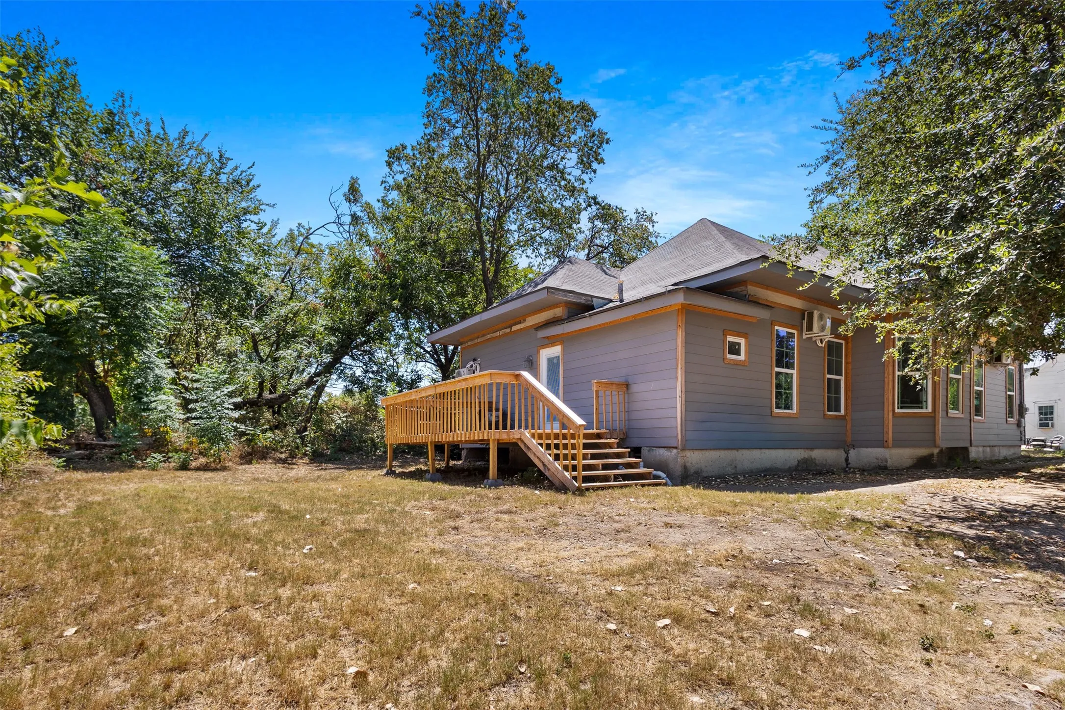 Single Family Residence For Sale in Tarrant County , 314 N Harding Street, Fort Worth, Texas 76102, 2 Bedroom, 2 Bathroom, Garage spaces, 1,617 Sqft, built in 1920, Price $390,000, mls#21361645, Real Estate Agent in Fort Worth, Homes For Sale in Tarrant county, Homes For Sale in Fort Worth, Realtor in Fort Worth Texas, Real Estate Brokerage Independent Realty Texas, Luminita Cordes Realtor
