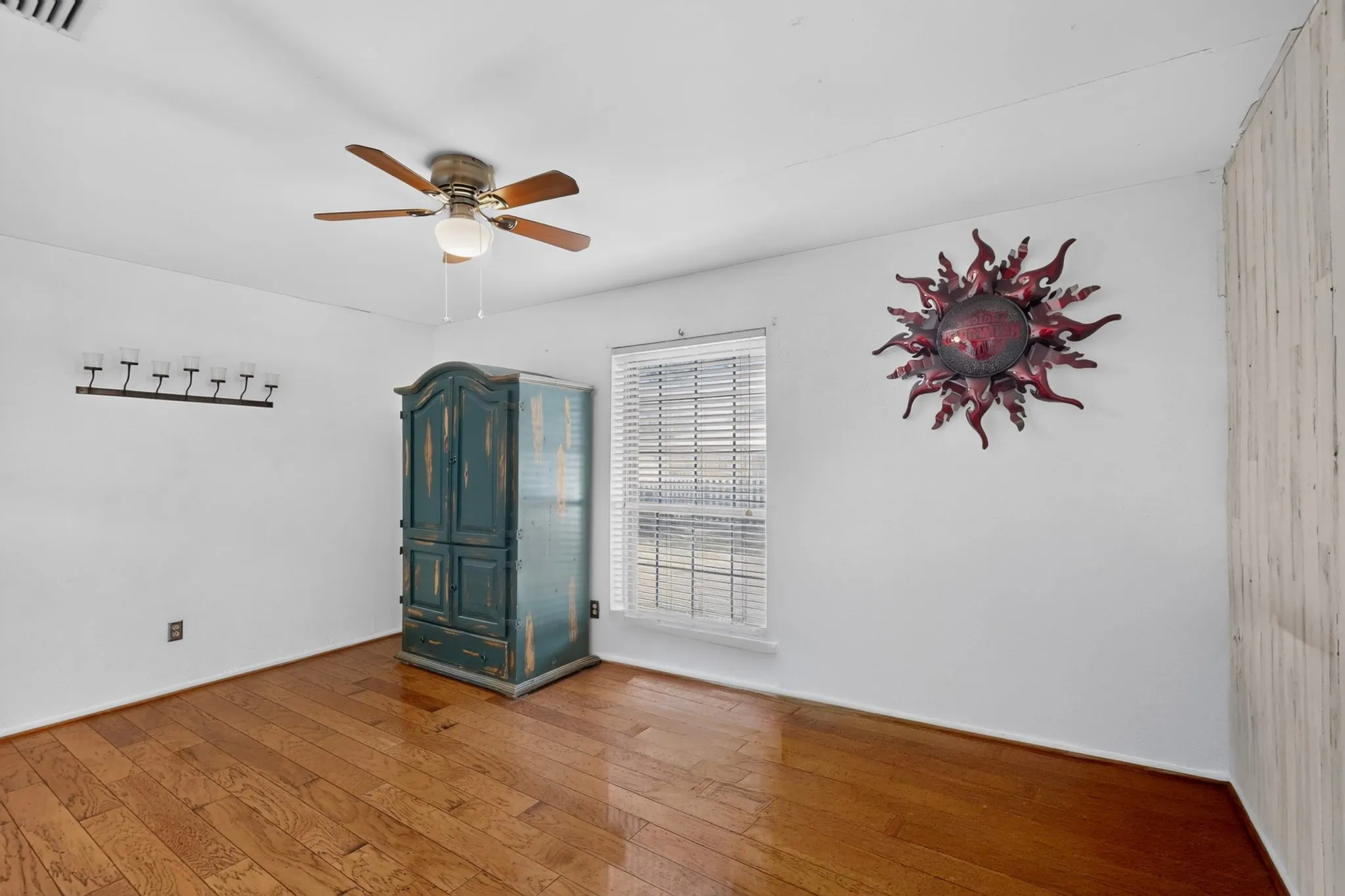 Single Family Residence For Sale in Dallas County , 2412 Monticello Drive, Mesquite, Texas 75149, 3 Bedroom, 3 Bathroom, 2 Garage spaces, 1,841 Sqft, built in 1973, mls#21361612, Real Estate Agent in Mesquite, Homes For Sale in Dallas county, Homes For Sale in Mesquite, Realtor in Mesquite Texas, Real Estate Brokerage Independent Realty Texas, Luminita Cordes Realtor