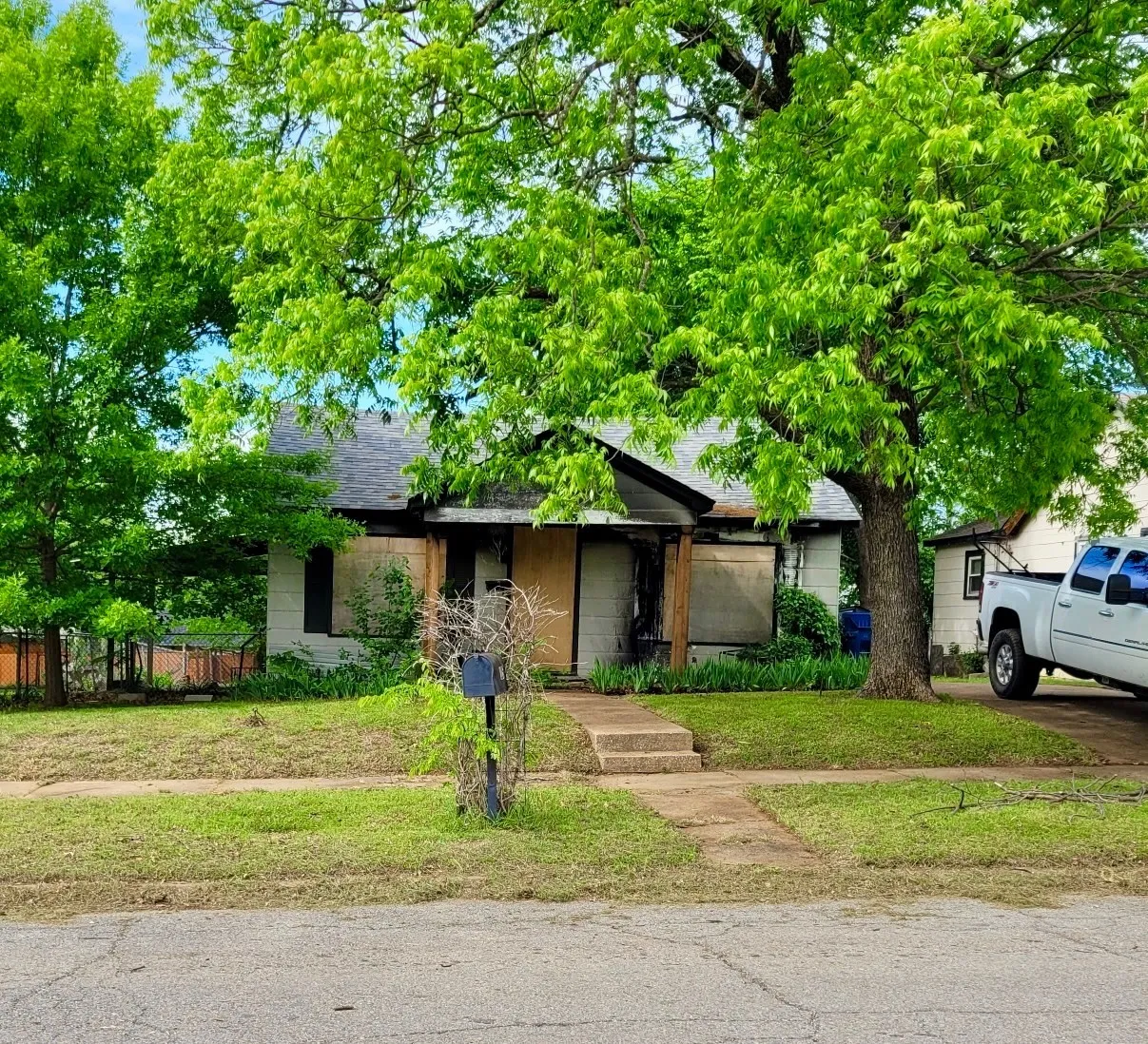Single Family Residence For Sale in Grayson County , 125 E Munson Street, Denison, Texas 75021, 1 Bedroom, 1 Bathroom, Garage spaces, 672 Sqft, built in 1940, mls#21361682, Real Estate Agent in Denison, Homes For Sale in Grayson county, Homes For Sale in Denison, Realtor in Denison Texas, Real Estate Brokerage Independent Realty Texas, Luminita Cordes Realtor