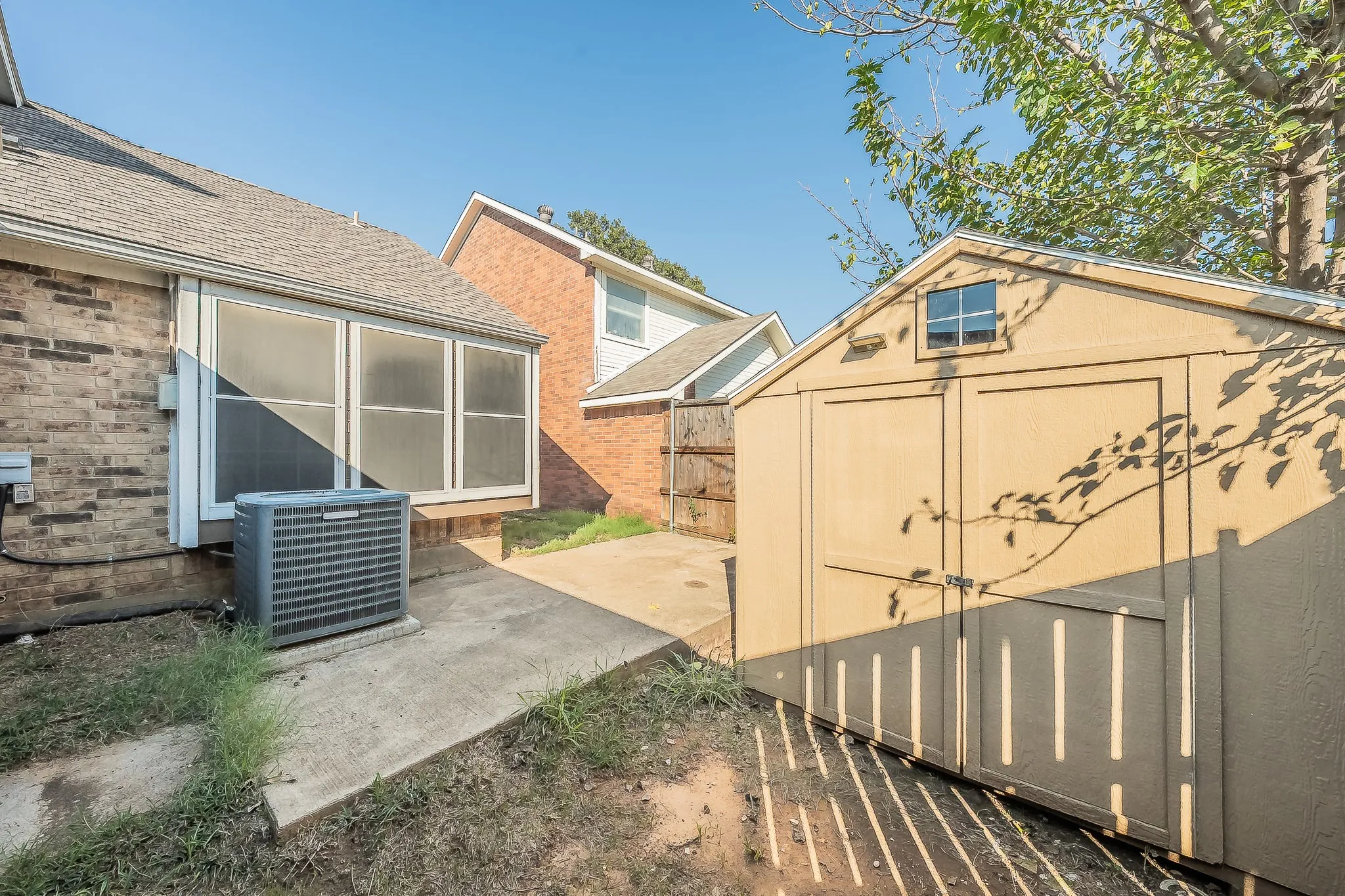 Single Family Residence For Sale in Denton County , 1322 Overlook Drive, Lewisville, Texas 75067, 3 Bedroom, 2 Bathroom, Garage spaces, 1,943 Sqft, built in 1987, mls#21360273, Real Estate Agent in Lewisville, Homes For Sale in Denton county, Homes For Sale in Lewisville, Realtor in Lewisville Texas, Real Estate Brokerage Independent Realty Texas, Luminita Cordes Realtor