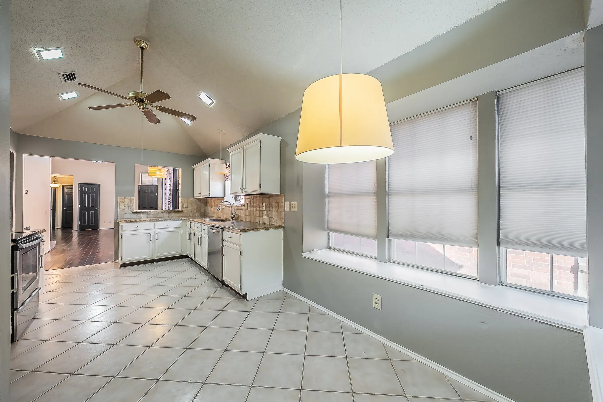 Single Family Residence For Sale in Denton County , 1322 Overlook Drive, Lewisville, Texas 75067, 3 Bedroom, 2 Bathroom, Garage spaces, 1,943 Sqft, built in 1987, mls#21360273, Real Estate Agent in Lewisville, Homes For Sale in Denton county, Homes For Sale in Lewisville, Realtor in Lewisville Texas, Real Estate Brokerage Independent Realty Texas, Luminita Cordes Realtor