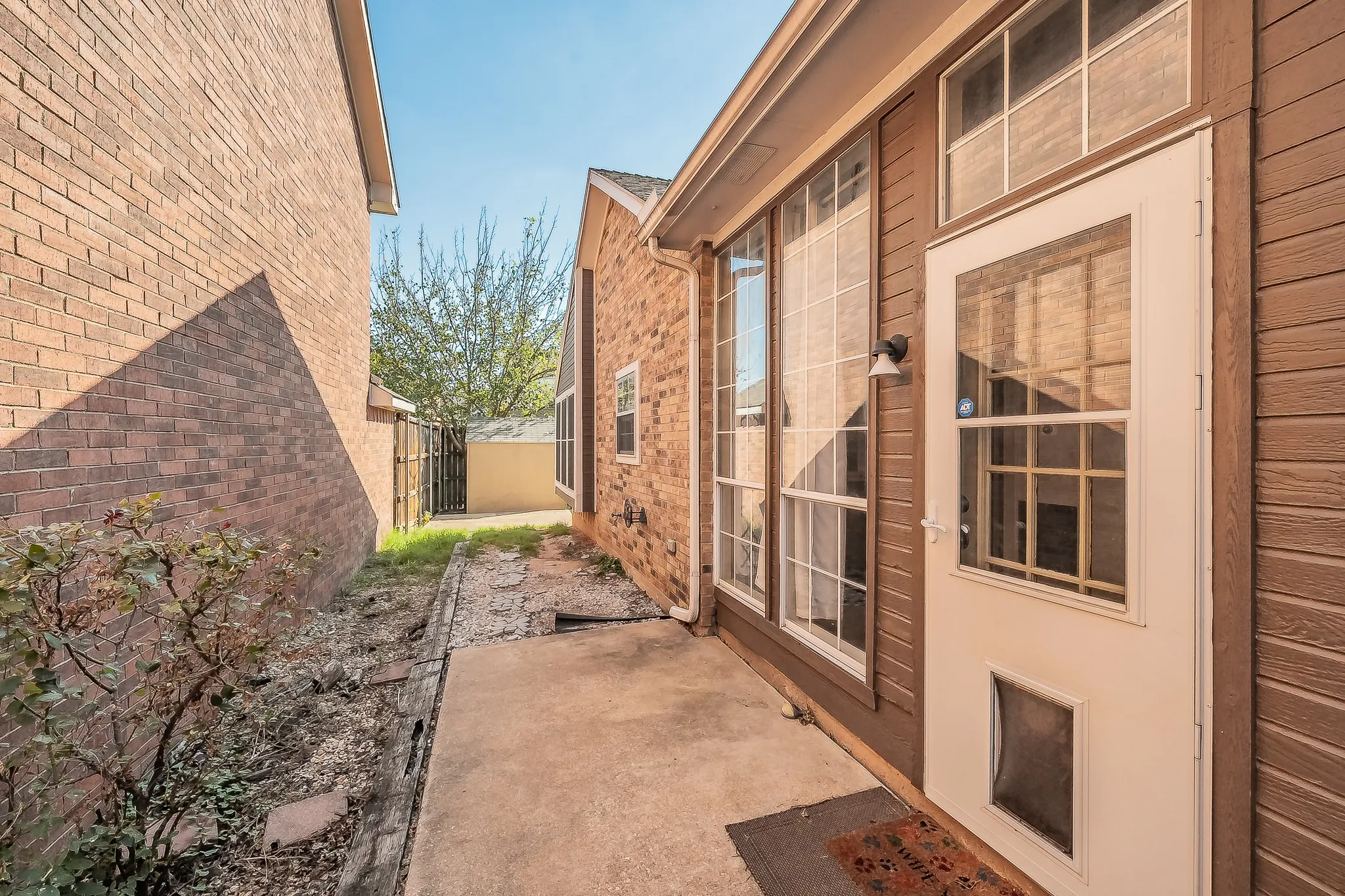 Single Family Residence For Sale in Denton County , 1322 Overlook Drive, Lewisville, Texas 75067, 3 Bedroom, 2 Bathroom, Garage spaces, 1,943 Sqft, built in 1987, mls#21360273, Real Estate Agent in Lewisville, Homes For Sale in Denton county, Homes For Sale in Lewisville, Realtor in Lewisville Texas, Real Estate Brokerage Independent Realty Texas, Luminita Cordes Realtor