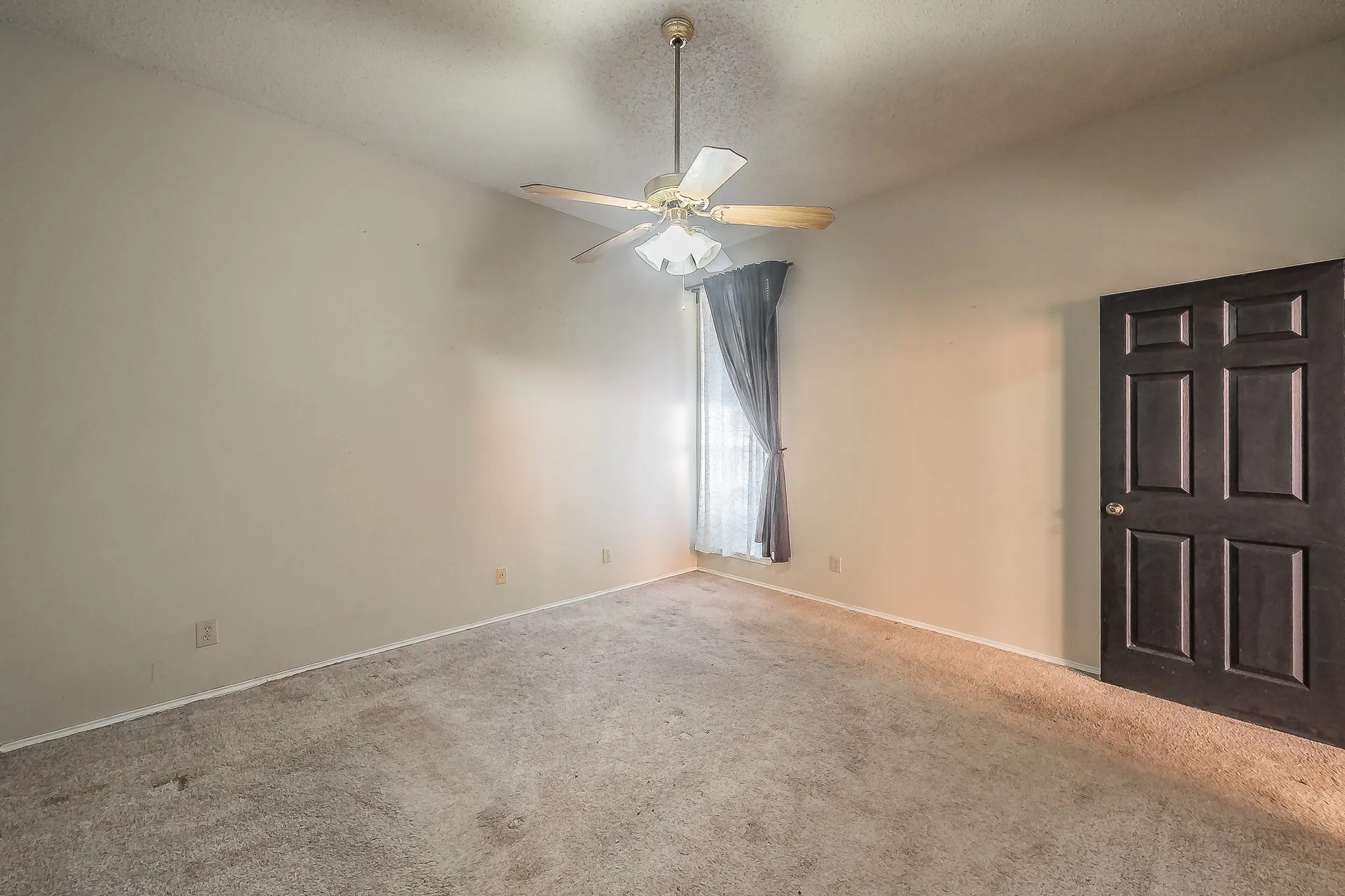 Single Family Residence For Sale in Denton County , 1322 Overlook Drive, Lewisville, Texas 75067, 3 Bedroom, 2 Bathroom, Garage spaces, 1,943 Sqft, built in 1987, mls#21360273, Real Estate Agent in Lewisville, Homes For Sale in Denton county, Homes For Sale in Lewisville, Realtor in Lewisville Texas, Real Estate Brokerage Independent Realty Texas, Luminita Cordes Realtor