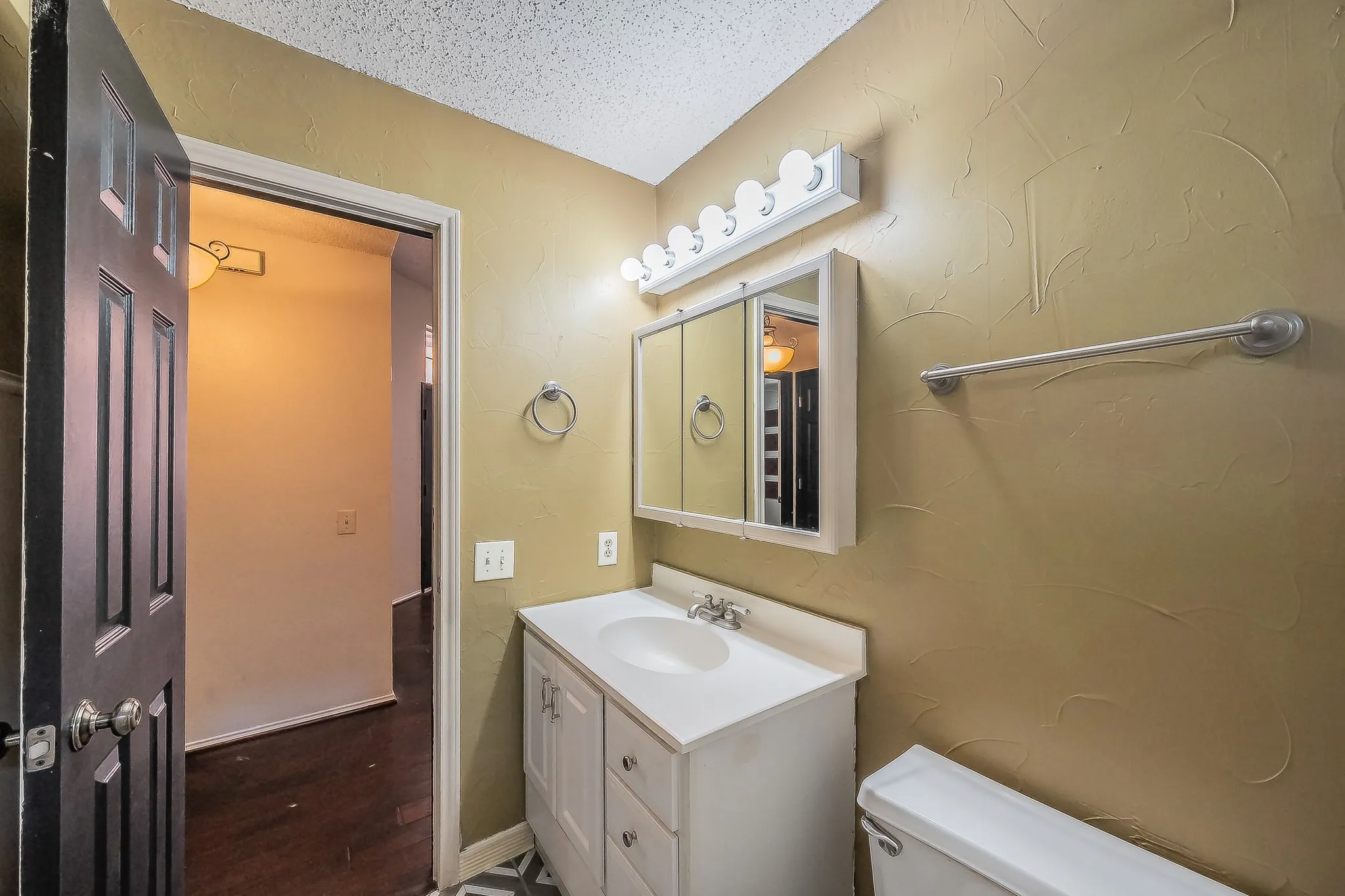 Single Family Residence For Sale in Denton County , 1322 Overlook Drive, Lewisville, Texas 75067, 3 Bedroom, 2 Bathroom, Garage spaces, 1,943 Sqft, built in 1987, mls#21360273, Real Estate Agent in Lewisville, Homes For Sale in Denton county, Homes For Sale in Lewisville, Realtor in Lewisville Texas, Real Estate Brokerage Independent Realty Texas, Luminita Cordes Realtor