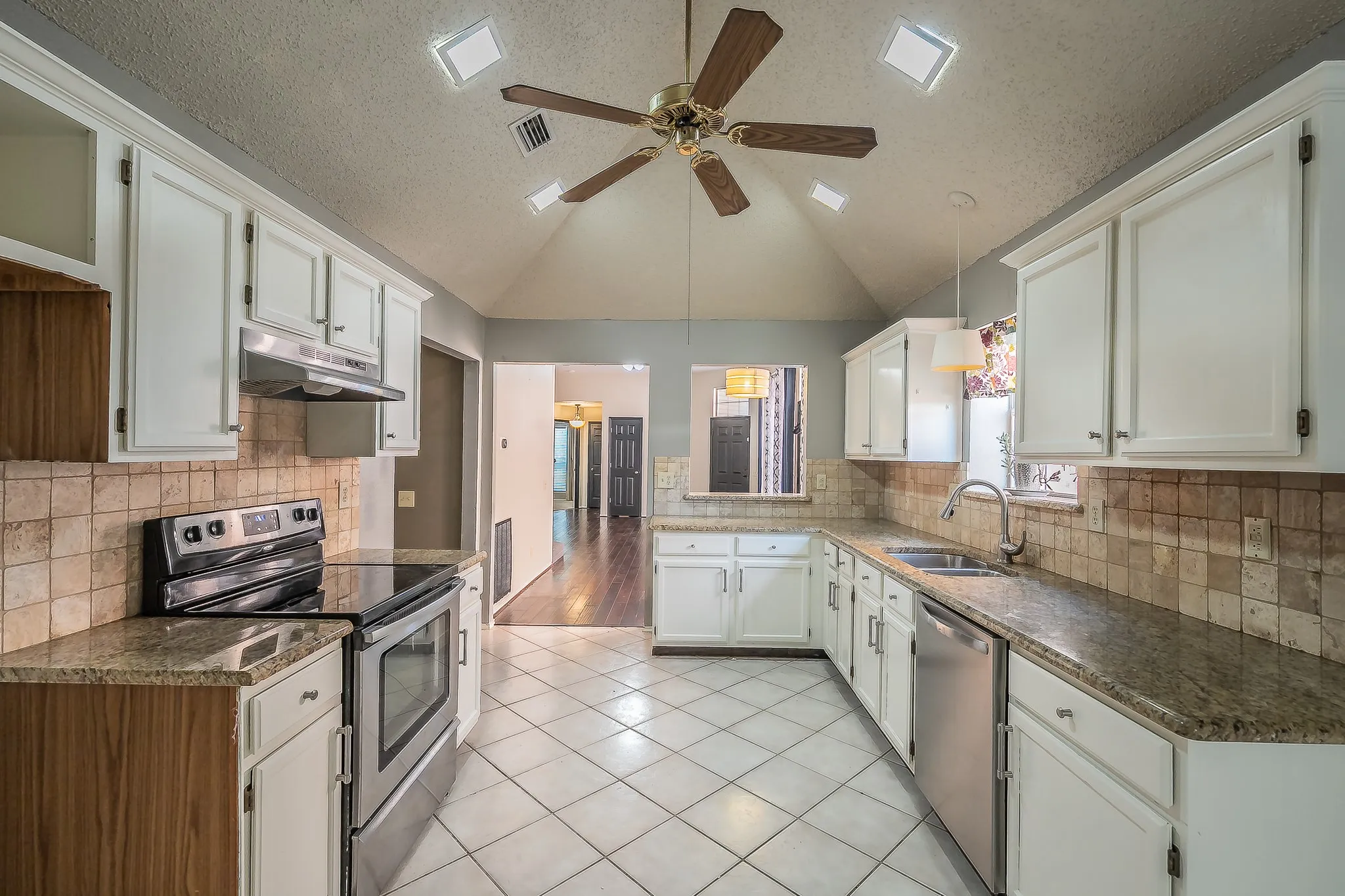 Single Family Residence For Sale in Denton County , 1322 Overlook Drive, Lewisville, Texas 75067, 3 Bedroom, 2 Bathroom, Garage spaces, 1,943 Sqft, built in 1987, mls#21360273, Real Estate Agent in Lewisville, Homes For Sale in Denton county, Homes For Sale in Lewisville, Realtor in Lewisville Texas, Real Estate Brokerage Independent Realty Texas, Luminita Cordes Realtor