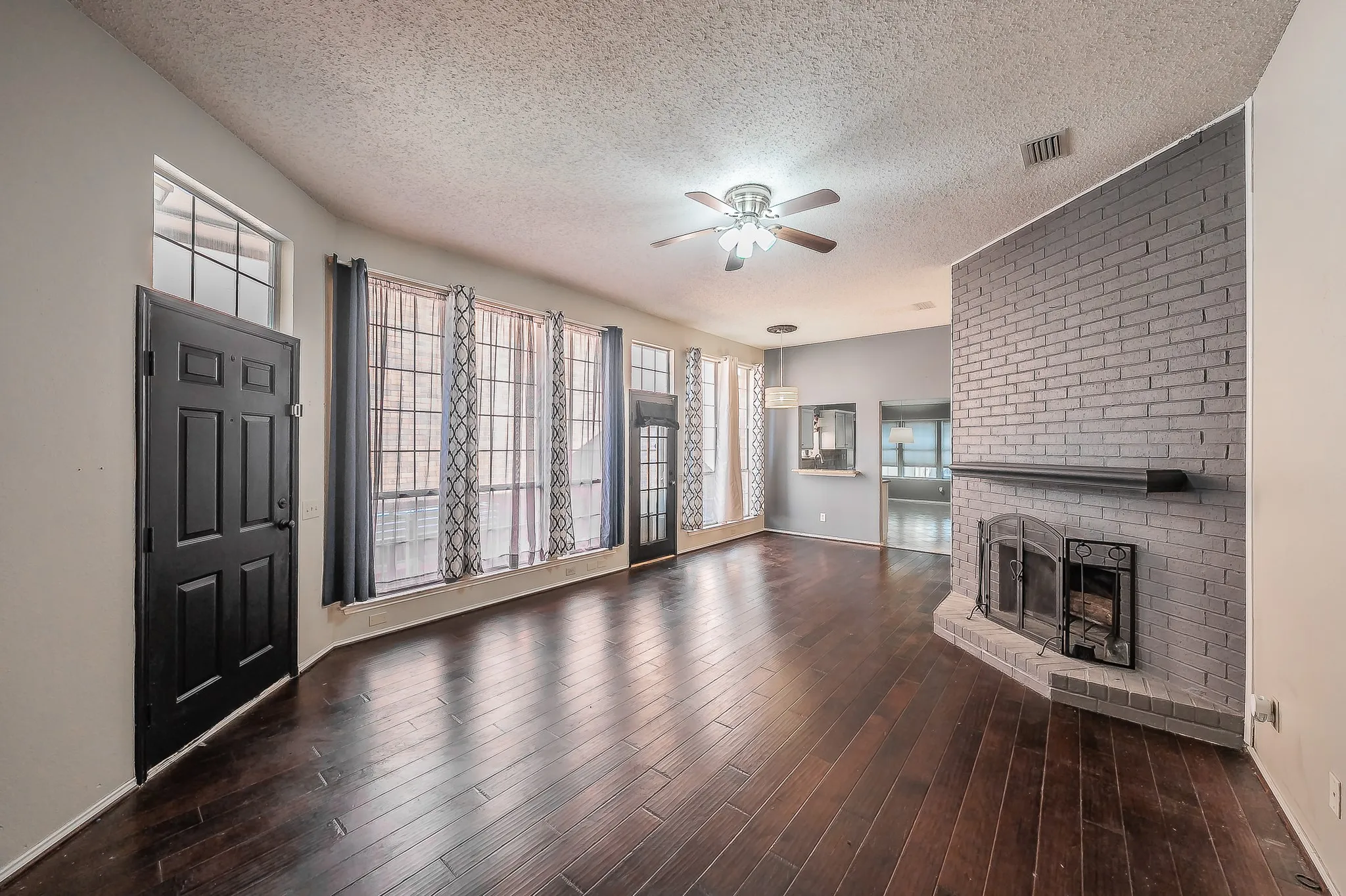 Single Family Residence For Sale in Denton County , 1322 Overlook Drive, Lewisville, Texas 75067, 3 Bedroom, 2 Bathroom, Garage spaces, 1,943 Sqft, built in 1987, mls#21360273, Real Estate Agent in Lewisville, Homes For Sale in Denton county, Homes For Sale in Lewisville, Realtor in Lewisville Texas, Real Estate Brokerage Independent Realty Texas, Luminita Cordes Realtor