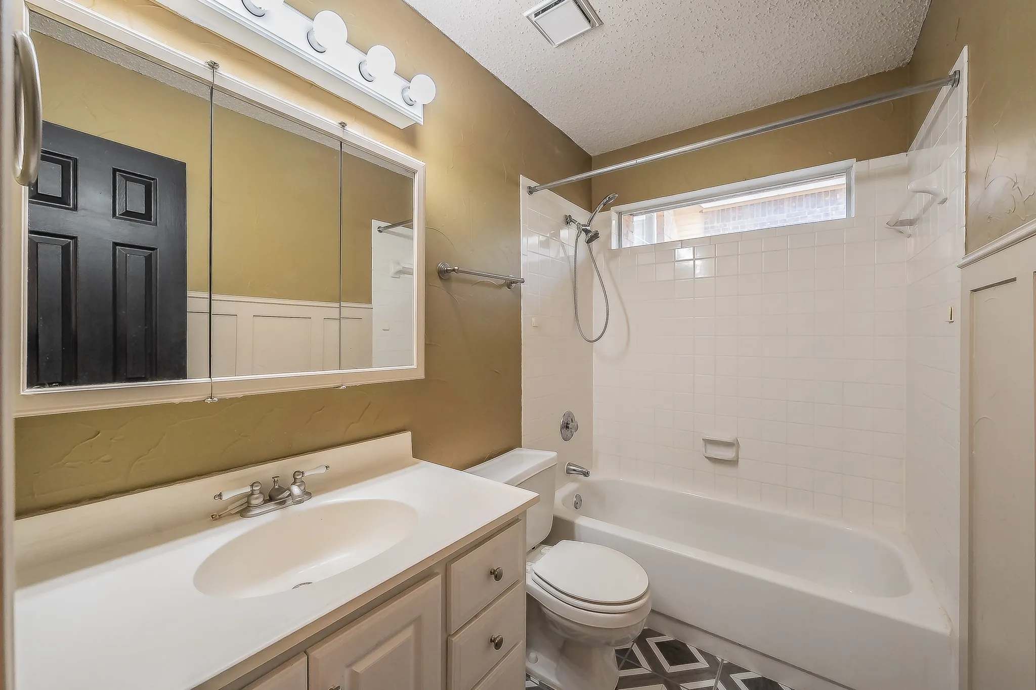 Single Family Residence For Sale in Denton County , 1322 Overlook Drive, Lewisville, Texas 75067, 3 Bedroom, 2 Bathroom, Garage spaces, 1,943 Sqft, built in 1987, mls#21360273, Real Estate Agent in Lewisville, Homes For Sale in Denton county, Homes For Sale in Lewisville, Realtor in Lewisville Texas, Real Estate Brokerage Independent Realty Texas, Luminita Cordes Realtor