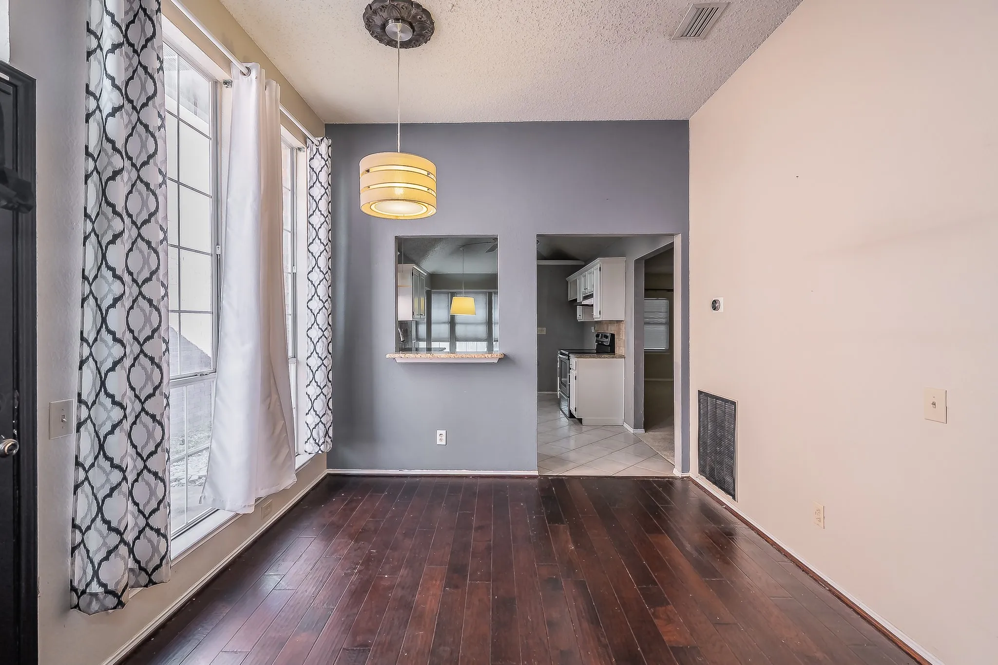 Single Family Residence For Sale in Denton County , 1322 Overlook Drive, Lewisville, Texas 75067, 3 Bedroom, 2 Bathroom, Garage spaces, 1,943 Sqft, built in 1987, mls#21360273, Real Estate Agent in Lewisville, Homes For Sale in Denton county, Homes For Sale in Lewisville, Realtor in Lewisville Texas, Real Estate Brokerage Independent Realty Texas, Luminita Cordes Realtor