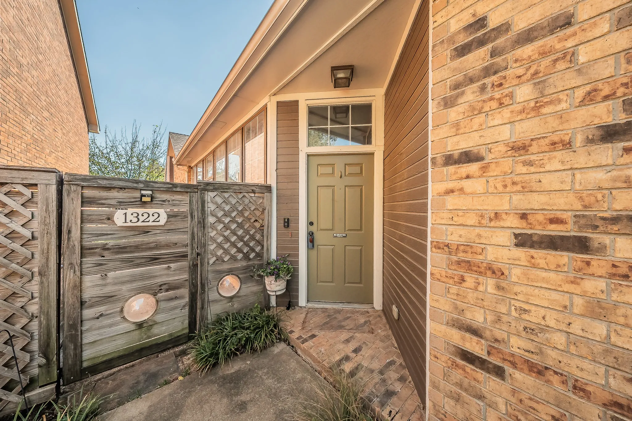 Single Family Residence For Sale in Denton County , 1322 Overlook Drive, Lewisville, Texas 75067, 3 Bedroom, 2 Bathroom, Garage spaces, 1,943 Sqft, built in 1987, mls#21360273, Real Estate Agent in Lewisville, Homes For Sale in Denton county, Homes For Sale in Lewisville, Realtor in Lewisville Texas, Real Estate Brokerage Independent Realty Texas, Luminita Cordes Realtor