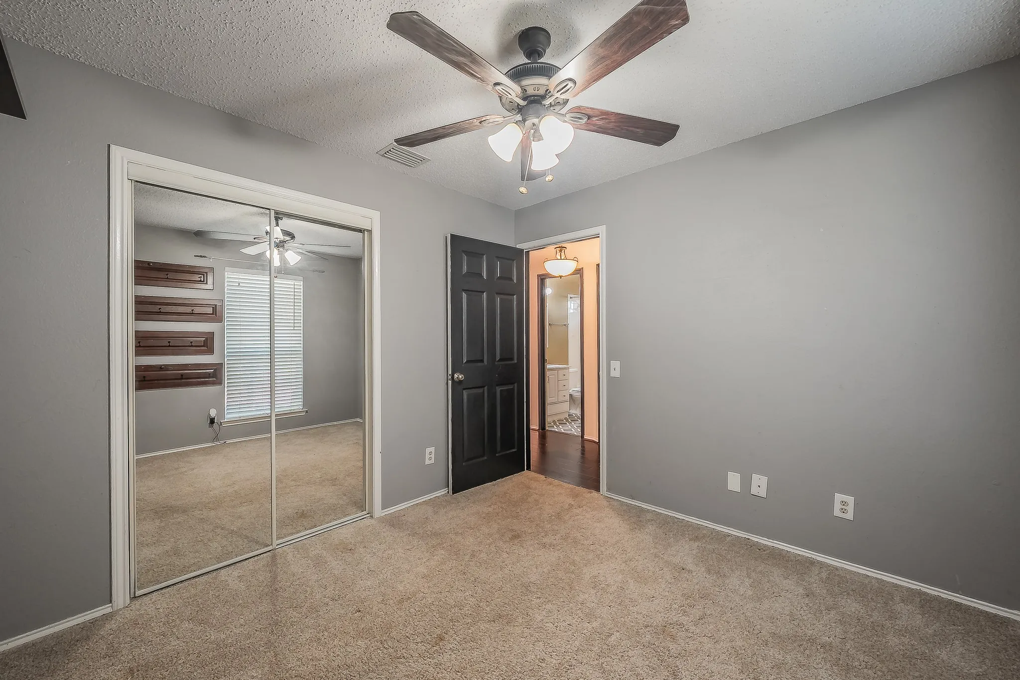 Single Family Residence For Sale in Denton County , 1322 Overlook Drive, Lewisville, Texas 75067, 3 Bedroom, 2 Bathroom, Garage spaces, 1,943 Sqft, built in 1987, mls#21360273, Real Estate Agent in Lewisville, Homes For Sale in Denton county, Homes For Sale in Lewisville, Realtor in Lewisville Texas, Real Estate Brokerage Independent Realty Texas, Luminita Cordes Realtor