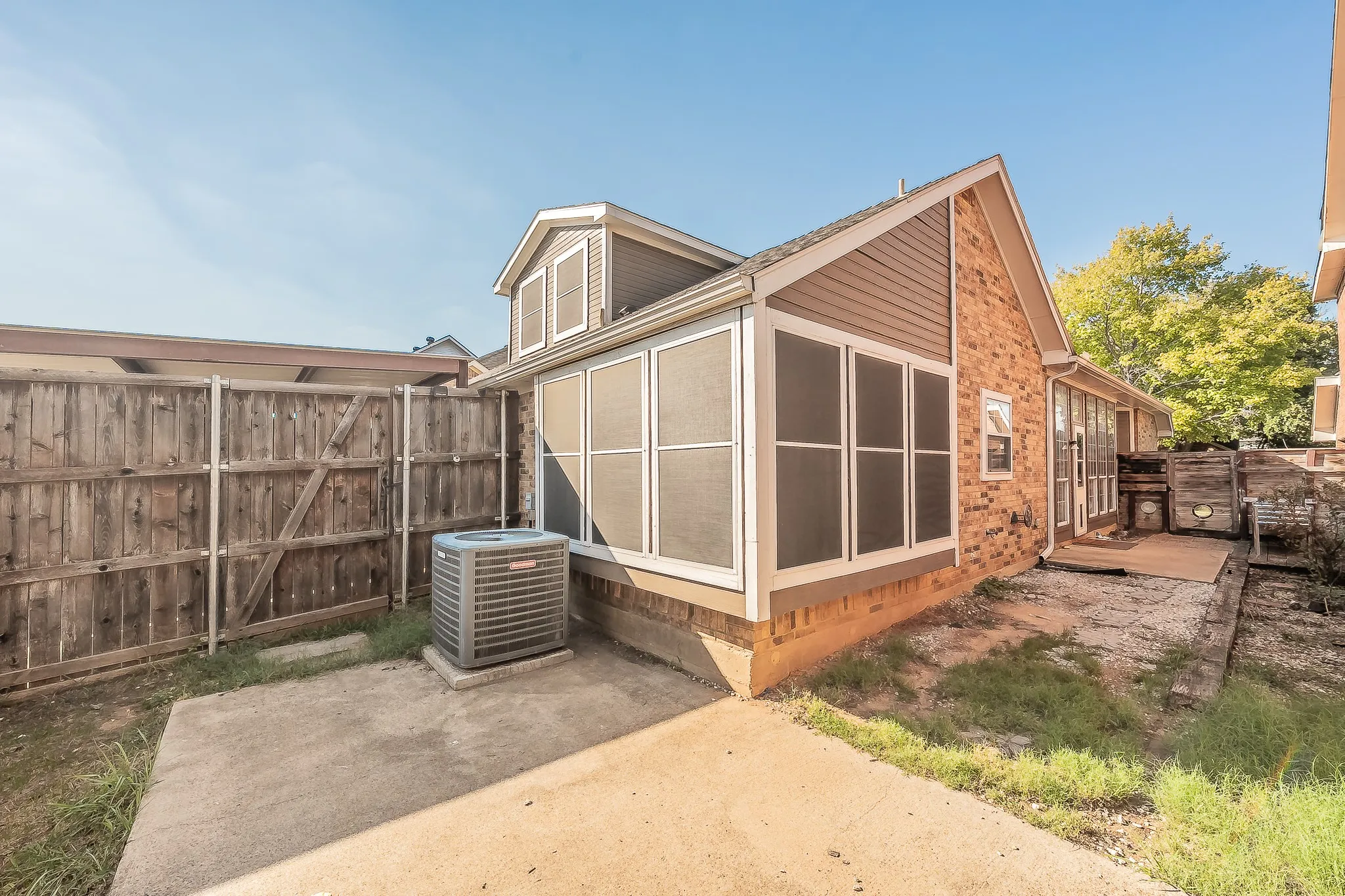 Single Family Residence For Sale in Denton County , 1322 Overlook Drive, Lewisville, Texas 75067, 3 Bedroom, 2 Bathroom, Garage spaces, 1,943 Sqft, built in 1987, mls#21360273, Real Estate Agent in Lewisville, Homes For Sale in Denton county, Homes For Sale in Lewisville, Realtor in Lewisville Texas, Real Estate Brokerage Independent Realty Texas, Luminita Cordes Realtor