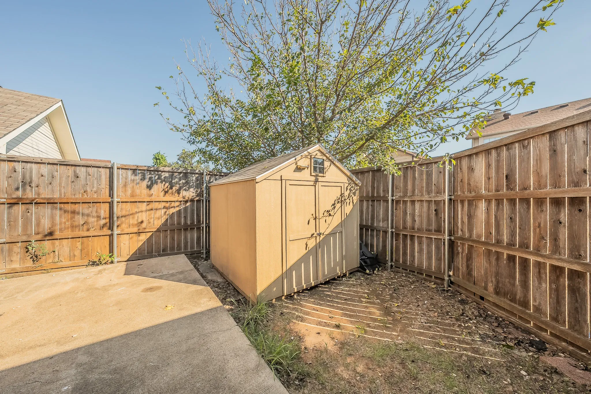 Single Family Residence For Sale in Denton County , 1322 Overlook Drive, Lewisville, Texas 75067, 3 Bedroom, 2 Bathroom, Garage spaces, 1,943 Sqft, built in 1987, mls#21360273, Real Estate Agent in Lewisville, Homes For Sale in Denton county, Homes For Sale in Lewisville, Realtor in Lewisville Texas, Real Estate Brokerage Independent Realty Texas, Luminita Cordes Realtor