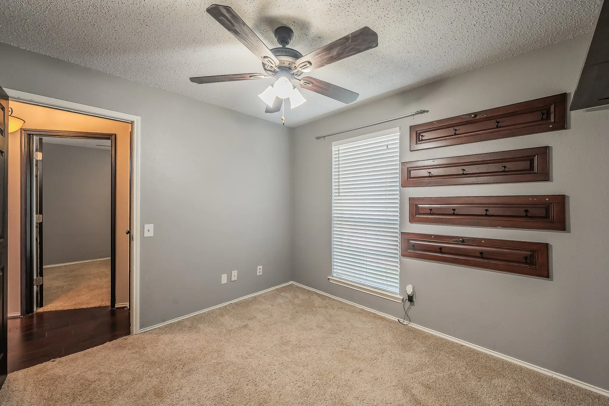 Single Family Residence For Sale in Denton County , 1322 Overlook Drive, Lewisville, Texas 75067, 3 Bedroom, 2 Bathroom, Garage spaces, 1,943 Sqft, built in 1987, mls#21360273, Real Estate Agent in Lewisville, Homes For Sale in Denton county, Homes For Sale in Lewisville, Realtor in Lewisville Texas, Real Estate Brokerage Independent Realty Texas, Luminita Cordes Realtor