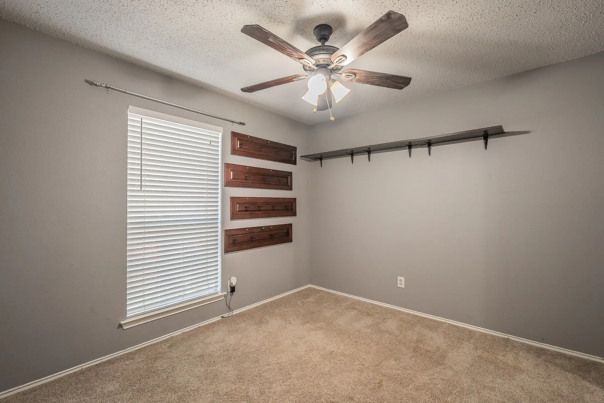 Single Family Residence For Sale in Denton County , 1322 Overlook Drive, Lewisville, Texas 75067, 3 Bedroom, 2 Bathroom, Garage spaces, 1,943 Sqft, built in 1987, mls#21360273, Real Estate Agent in Lewisville, Homes For Sale in Denton county, Homes For Sale in Lewisville, Realtor in Lewisville Texas, Real Estate Brokerage Independent Realty Texas, Luminita Cordes Realtor