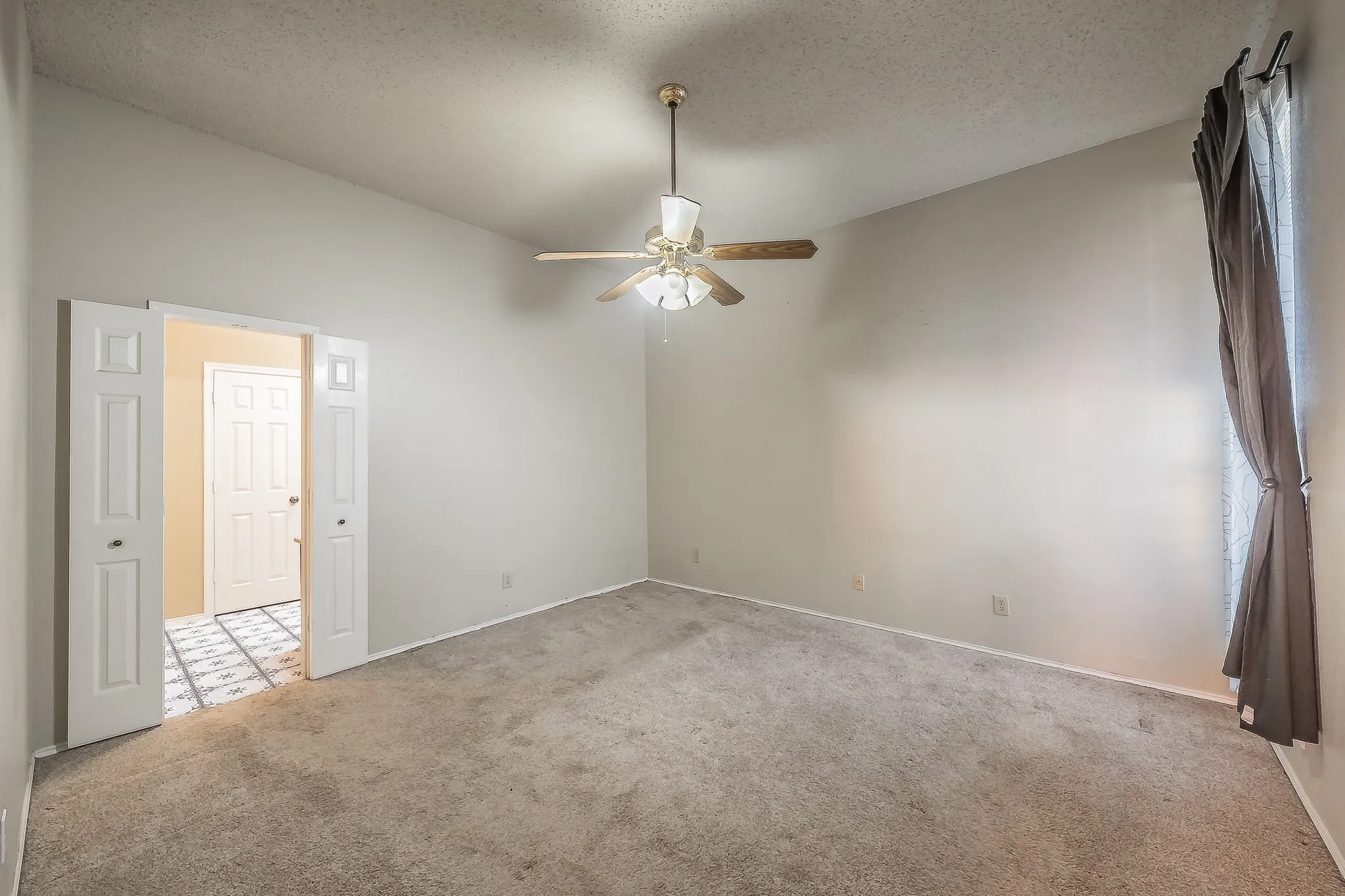 Single Family Residence For Sale in Denton County , 1322 Overlook Drive, Lewisville, Texas 75067, 3 Bedroom, 2 Bathroom, Garage spaces, 1,943 Sqft, built in 1987, mls#21360273, Real Estate Agent in Lewisville, Homes For Sale in Denton county, Homes For Sale in Lewisville, Realtor in Lewisville Texas, Real Estate Brokerage Independent Realty Texas, Luminita Cordes Realtor