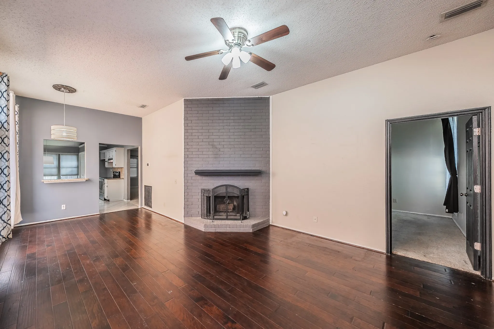 Single Family Residence For Sale in Denton County , 1322 Overlook Drive, Lewisville, Texas 75067, 3 Bedroom, 2 Bathroom, Garage spaces, 1,943 Sqft, built in 1987, mls#21360273, Real Estate Agent in Lewisville, Homes For Sale in Denton county, Homes For Sale in Lewisville, Realtor in Lewisville Texas, Real Estate Brokerage Independent Realty Texas, Luminita Cordes Realtor