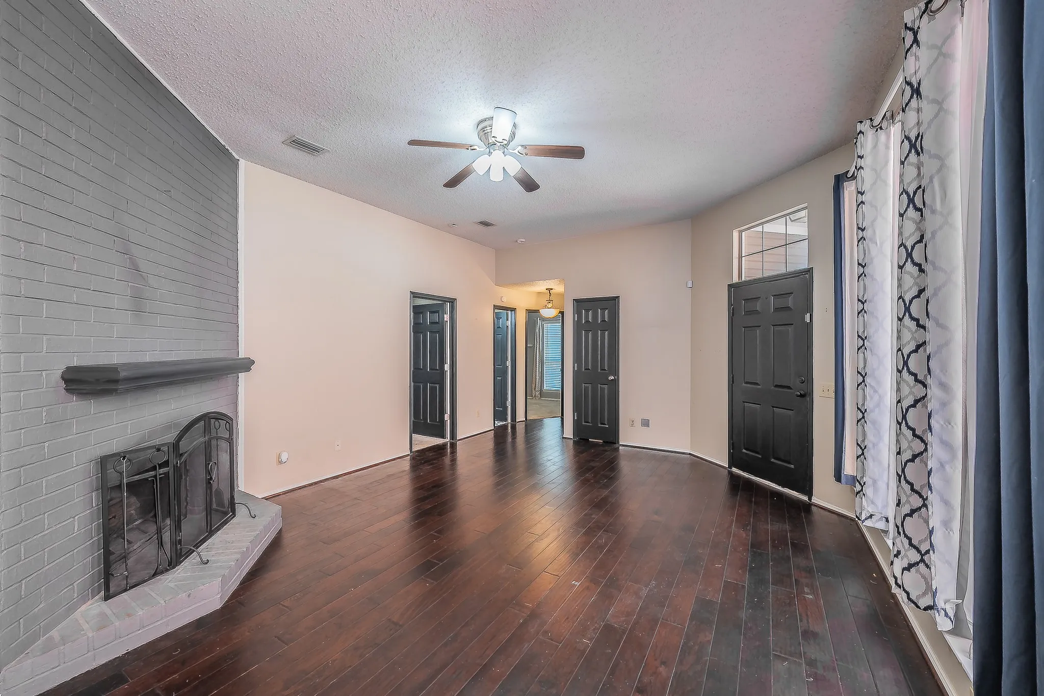 Single Family Residence For Sale in Denton County , 1322 Overlook Drive, Lewisville, Texas 75067, 3 Bedroom, 2 Bathroom, Garage spaces, 1,943 Sqft, built in 1987, mls#21360273, Real Estate Agent in Lewisville, Homes For Sale in Denton county, Homes For Sale in Lewisville, Realtor in Lewisville Texas, Real Estate Brokerage Independent Realty Texas, Luminita Cordes Realtor