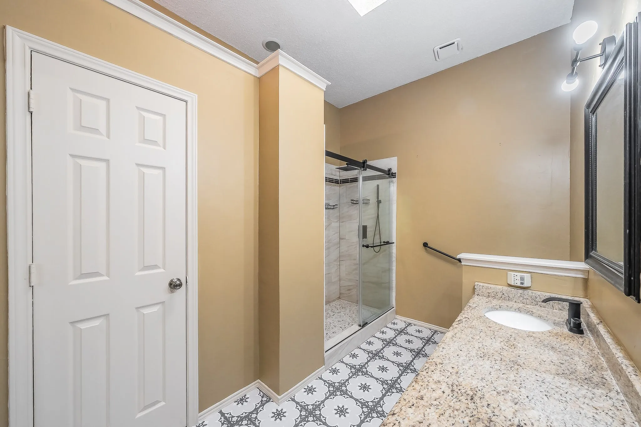 Single Family Residence For Sale in Denton County , 1322 Overlook Drive, Lewisville, Texas 75067, 3 Bedroom, 2 Bathroom, Garage spaces, 1,943 Sqft, built in 1987, mls#21360273, Real Estate Agent in Lewisville, Homes For Sale in Denton county, Homes For Sale in Lewisville, Realtor in Lewisville Texas, Real Estate Brokerage Independent Realty Texas, Luminita Cordes Realtor