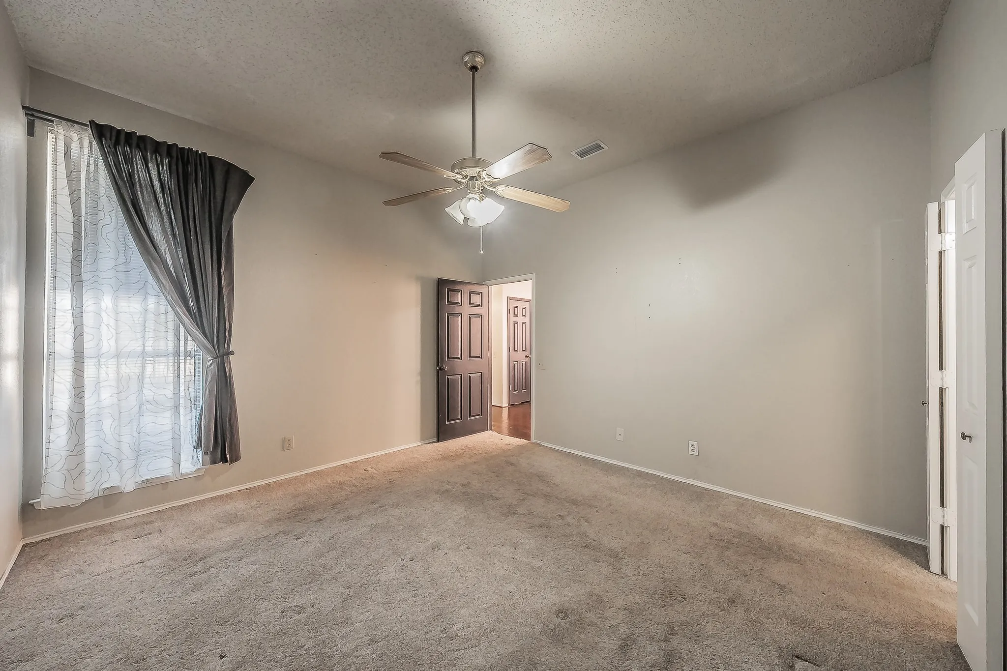Single Family Residence For Sale in Denton County , 1322 Overlook Drive, Lewisville, Texas 75067, 3 Bedroom, 2 Bathroom, Garage spaces, 1,943 Sqft, built in 1987, mls#21360273, Real Estate Agent in Lewisville, Homes For Sale in Denton county, Homes For Sale in Lewisville, Realtor in Lewisville Texas, Real Estate Brokerage Independent Realty Texas, Luminita Cordes Realtor