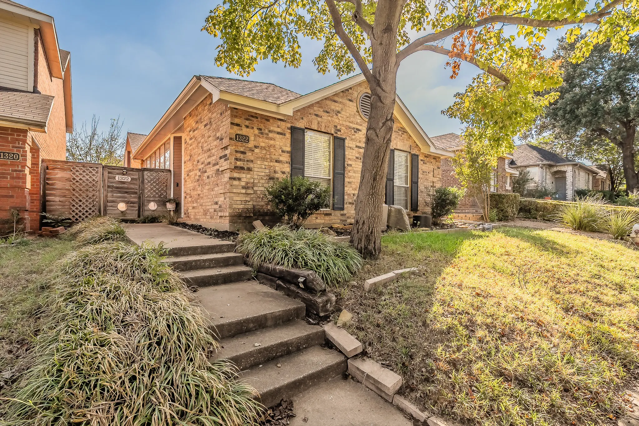 Single Family Residence For Sale in Denton County , 1322 Overlook Drive, Lewisville, Texas 75067, 3 Bedroom, 2 Bathroom, Garage spaces, 1,943 Sqft, built in 1987, mls#21360273, Real Estate Agent in Lewisville, Homes For Sale in Denton county, Homes For Sale in Lewisville, Realtor in Lewisville Texas, Real Estate Brokerage Independent Realty Texas, Luminita Cordes Realtor
